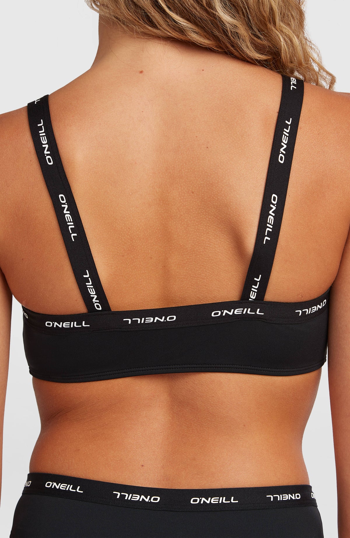 Sport Bikini-Set für Damen, schwarz, Nahaufnahme der Rückseite des Oberteils mit Logo-Trägern, am Model