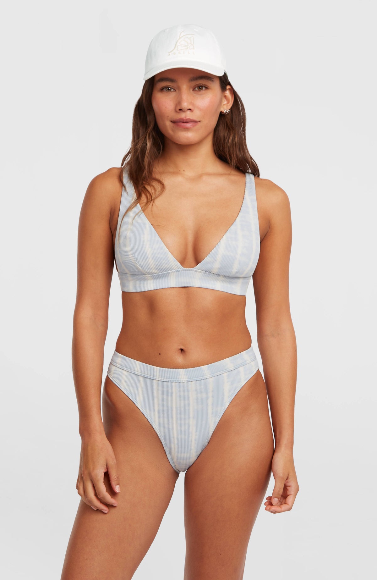 O'Neill Women of the Wave Cancun Bikini-Set für Damen, blau mit Batikmuster in Weiß, Vorderansicht am Model