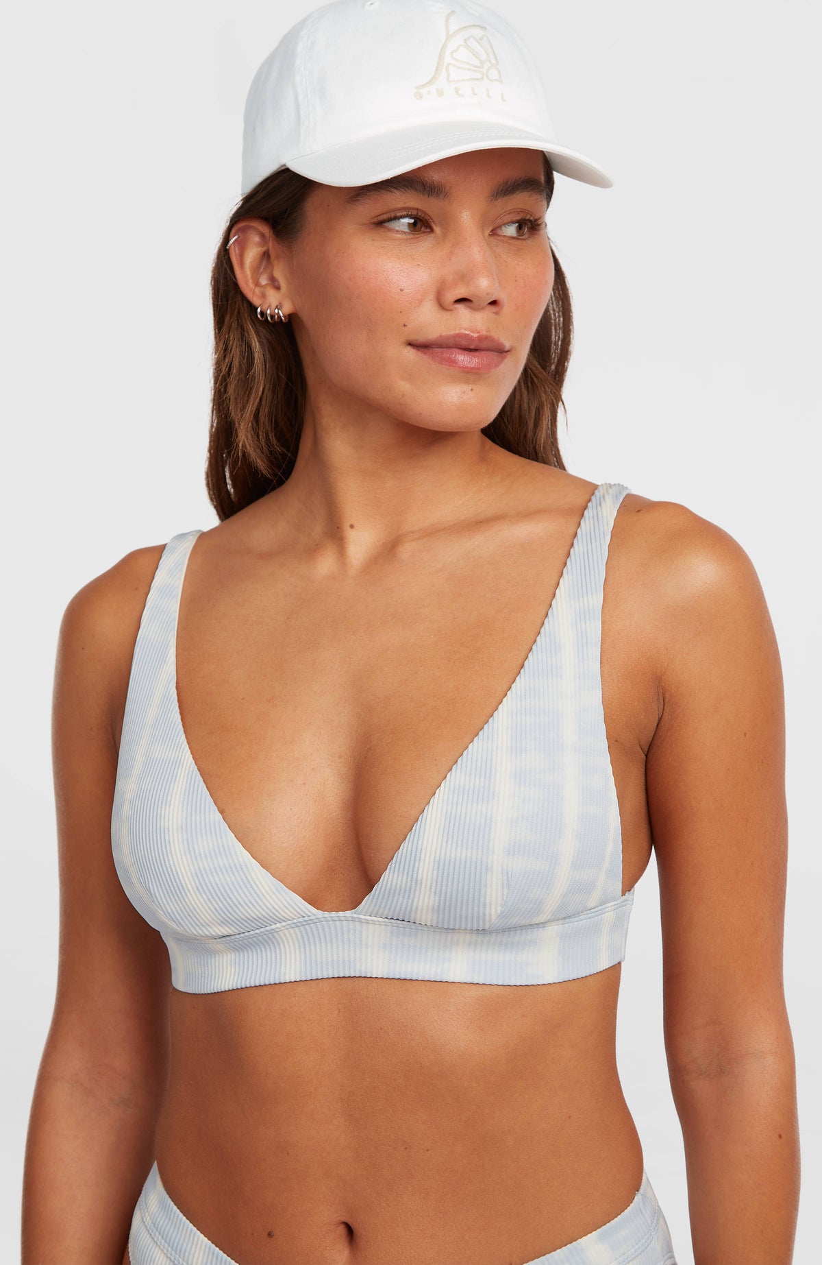 Women of the Wave Cancun Bikini-Set für Damen, blau mit Batikmuster in Weiß, Nahaufnahme des Bikinioberteils