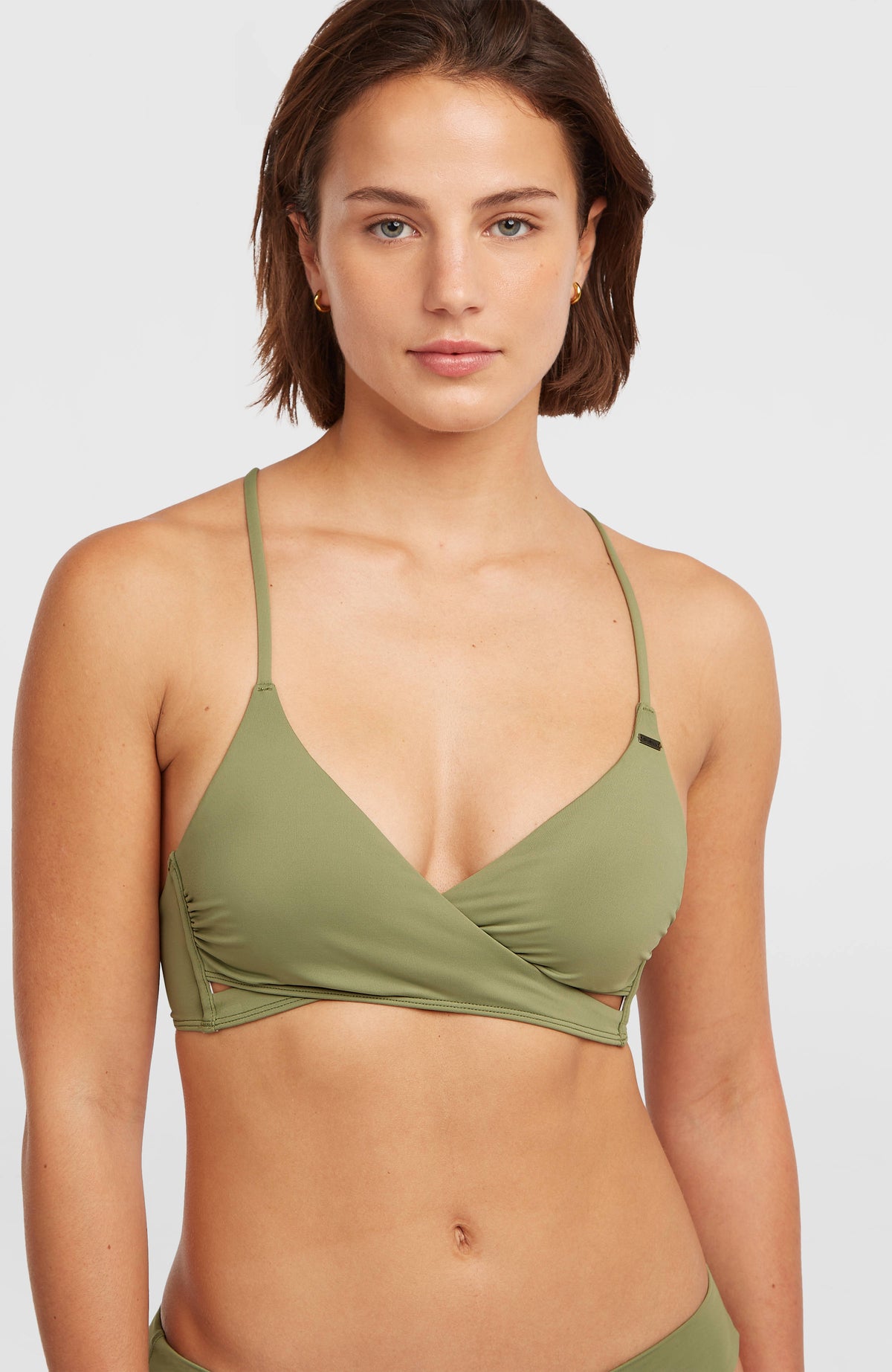 Essentials Baay Maoi Bikini-Set für Damen, grün, Nahaufnahme des Bikinioberteils mit Wickel-Optik am Model