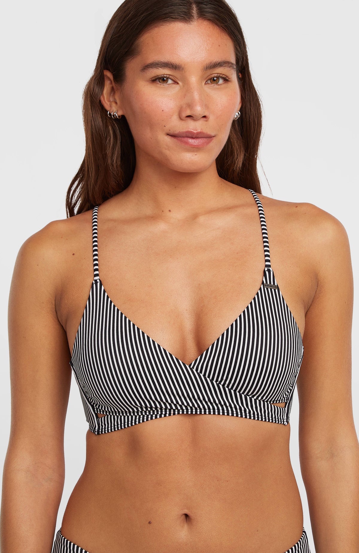 Essentials Baay Maoi Bikini-Set, schwarz mit Streifenmuster in Weiß, Nahaufnahme des Oberteils mit Wickeloptik