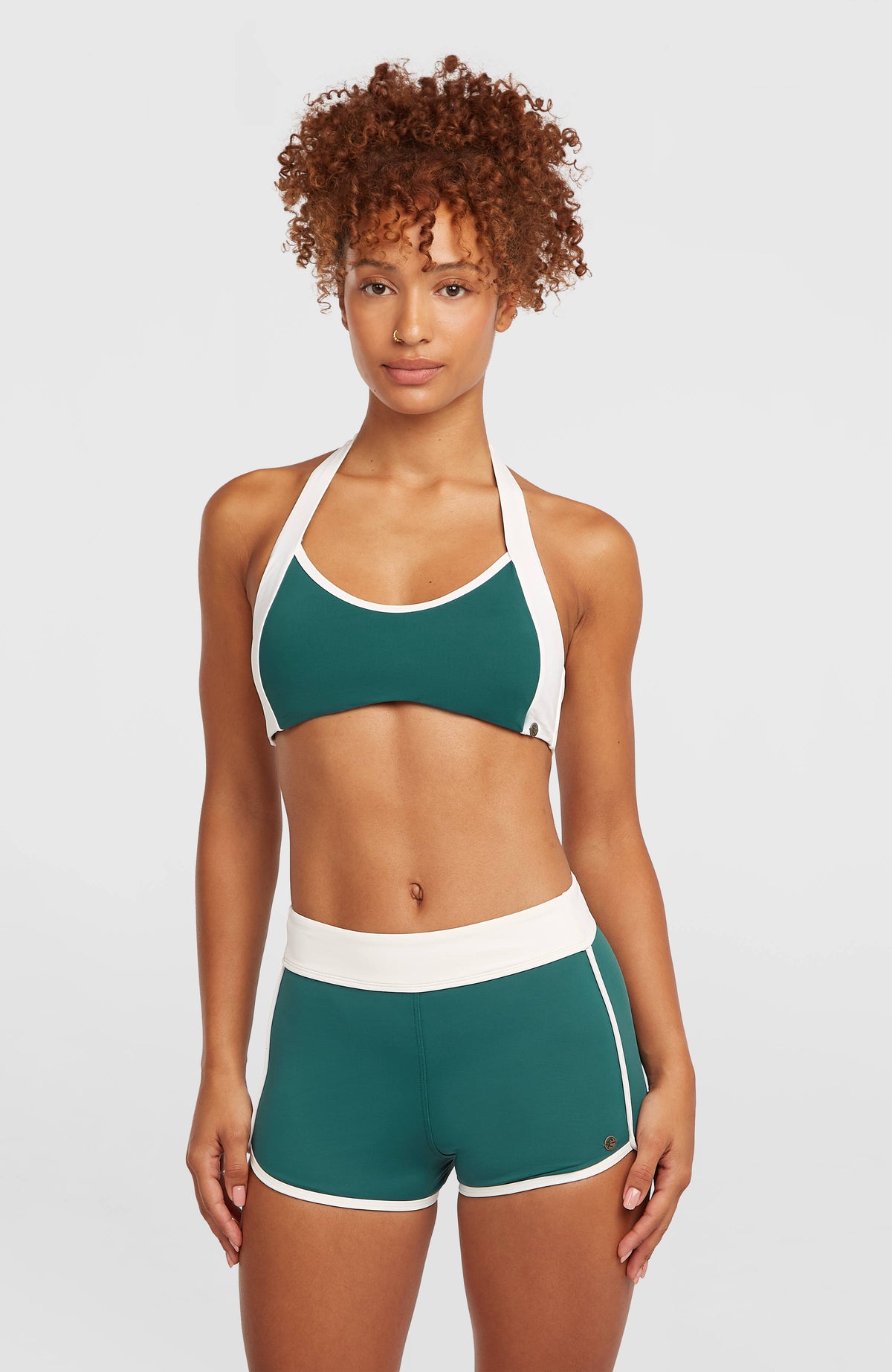 O'Neill O'Riginals Vintage Bikini-Set für Damen, grün, Vorderansicht am Model mit Bikinioberteil und Shorts