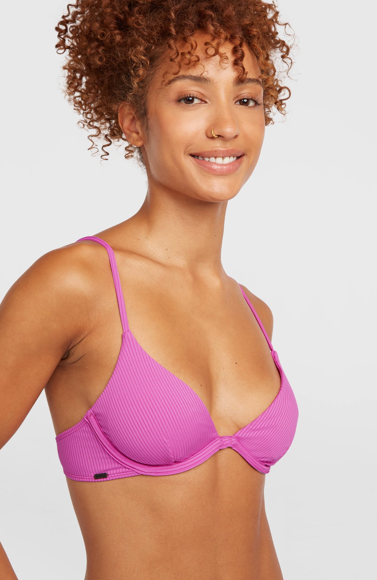 Honopu Rockey Bikini-Set für Damen, lila, Nahaufnahme des Bikinioberteils mit Bügeln am Model