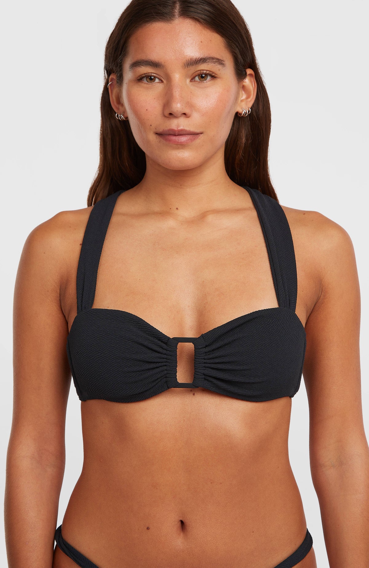 Annie Bikini-Set für Damen, schwarz, Nahaufnahme des Oberteils von vorne mit Stegdetail am Model