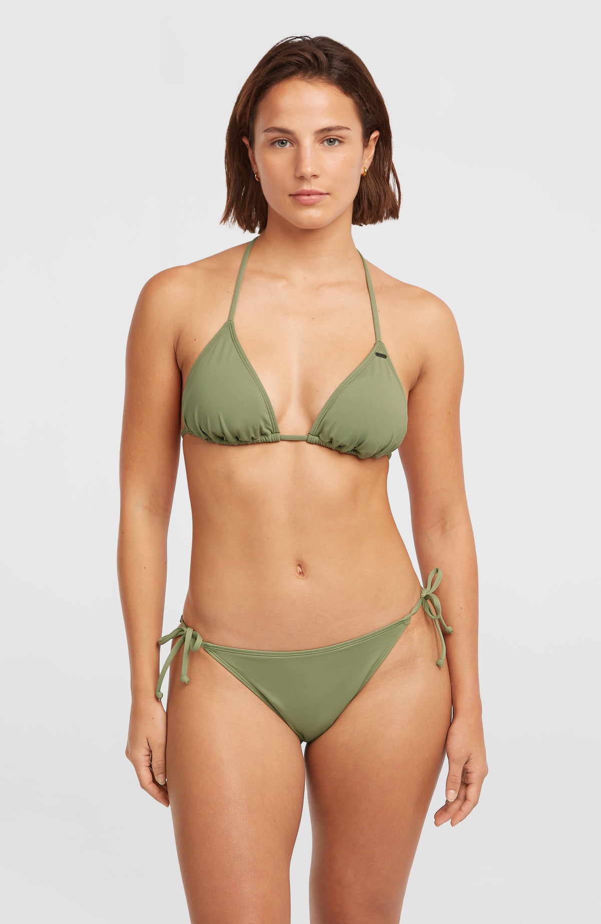 O'Neill Essentials Capri Bondey Bikini-Set für Damen, grün, Vorderansicht am Model mit seitlich gebundener Bikinihose