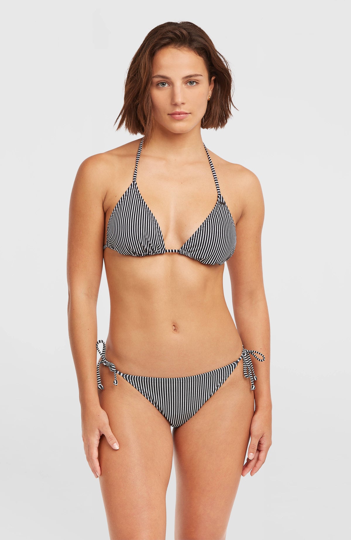 O'Neill Essentials Capri Bondey Bikini-Set für Damen, schwarz mit Streifenmuster in Weiß, Vorderansicht am Model