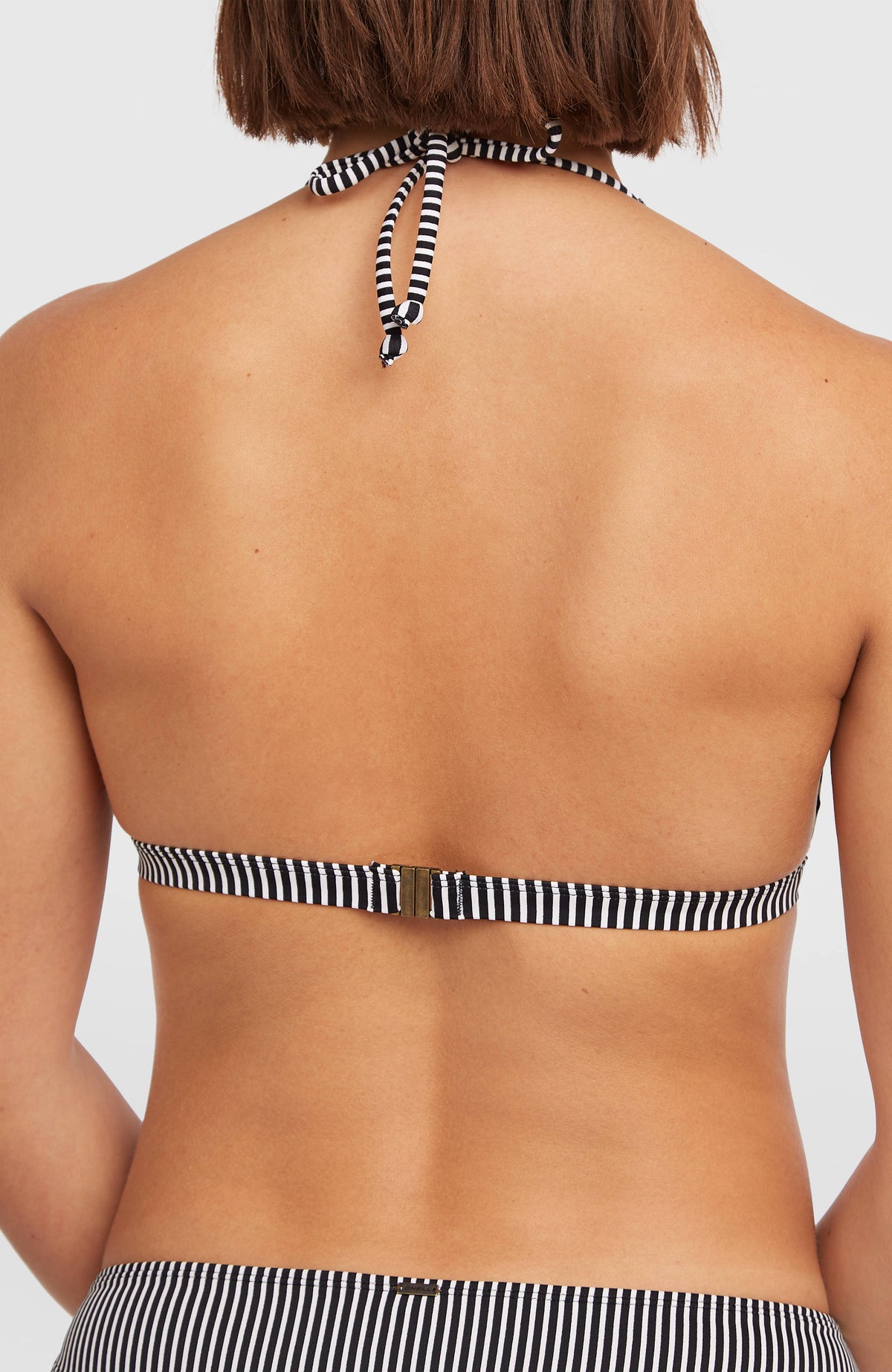 Essentials Marga Cruz Bikini-Set, schwarz mit Streifenmuster in Weiß, Nahaufnahme des Verschlusses am Model