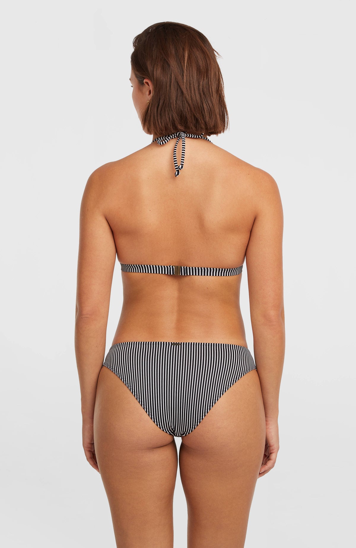 Essentials Marga Cruz Bikini-Set für Damen, schwarz mit Streifenmuster in Weiß, vollständige Rückansicht am Model