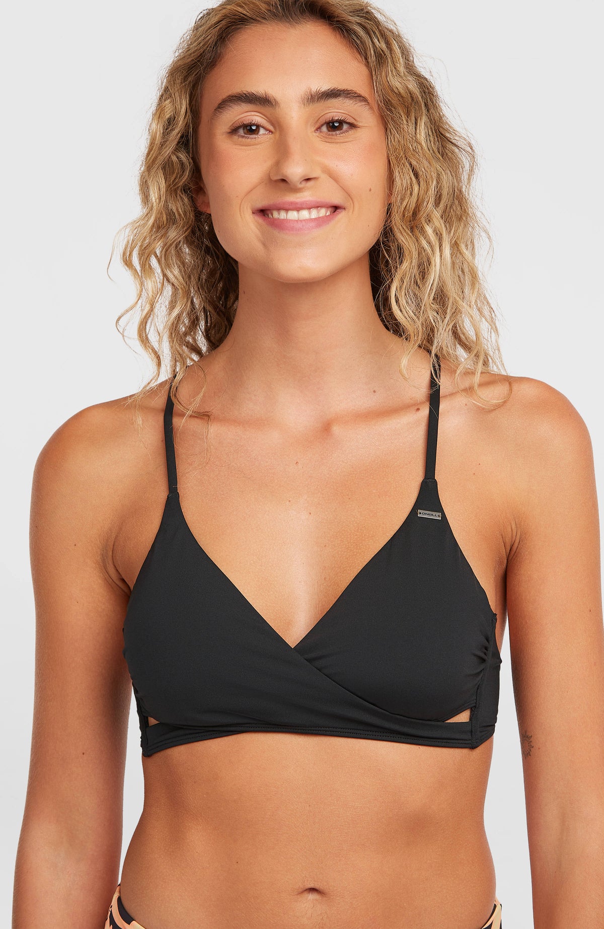 O'Neill Baay Bikini-Oberteil für Damen, schwarz, Vorderansicht am Model mit überkreuzter Wickeloptik