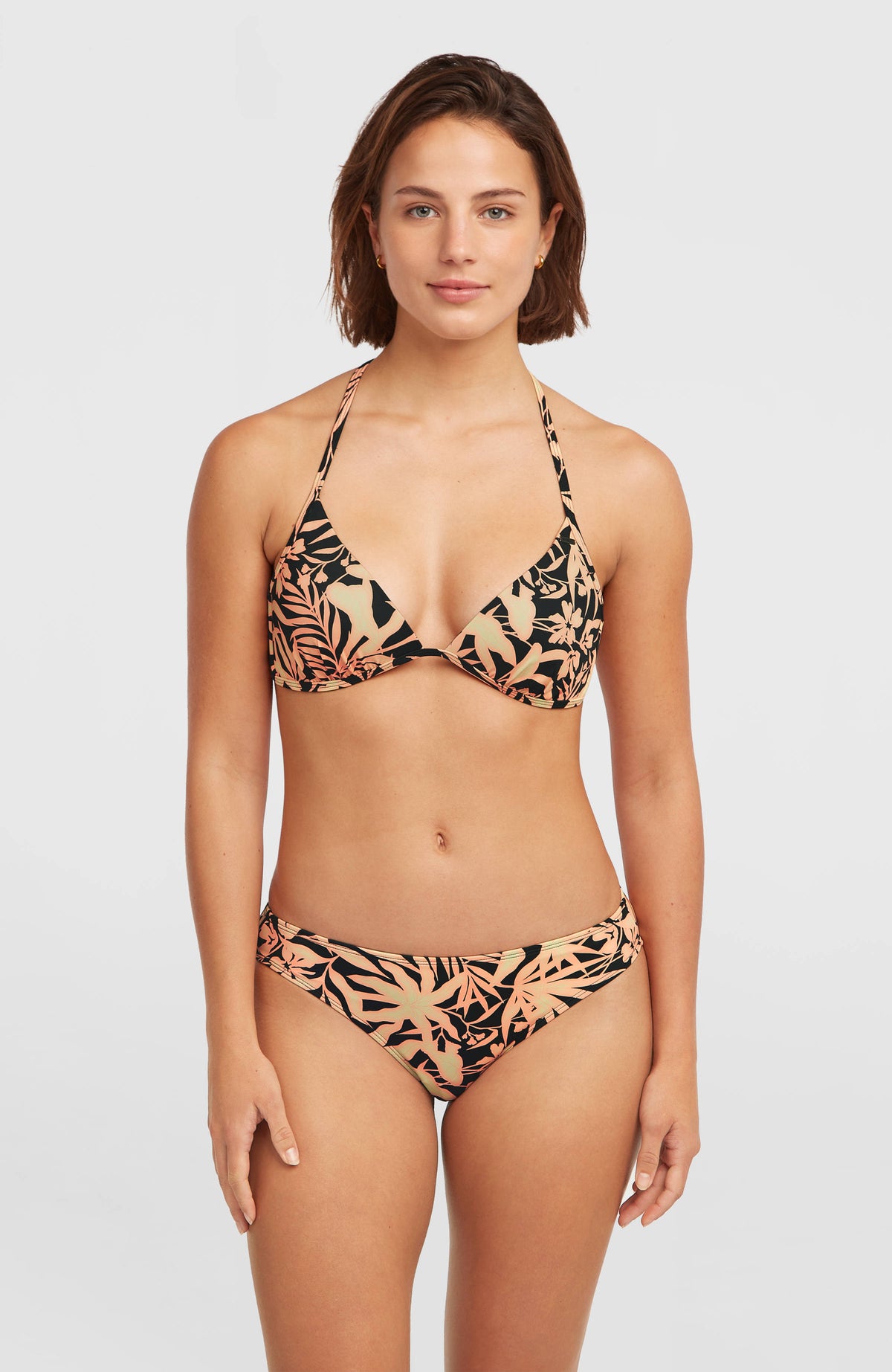 Sao Bikini-Oberteil für Damen, schwarz mit Blumenmuster in Orange, Gesamtfoto von vorne am Model