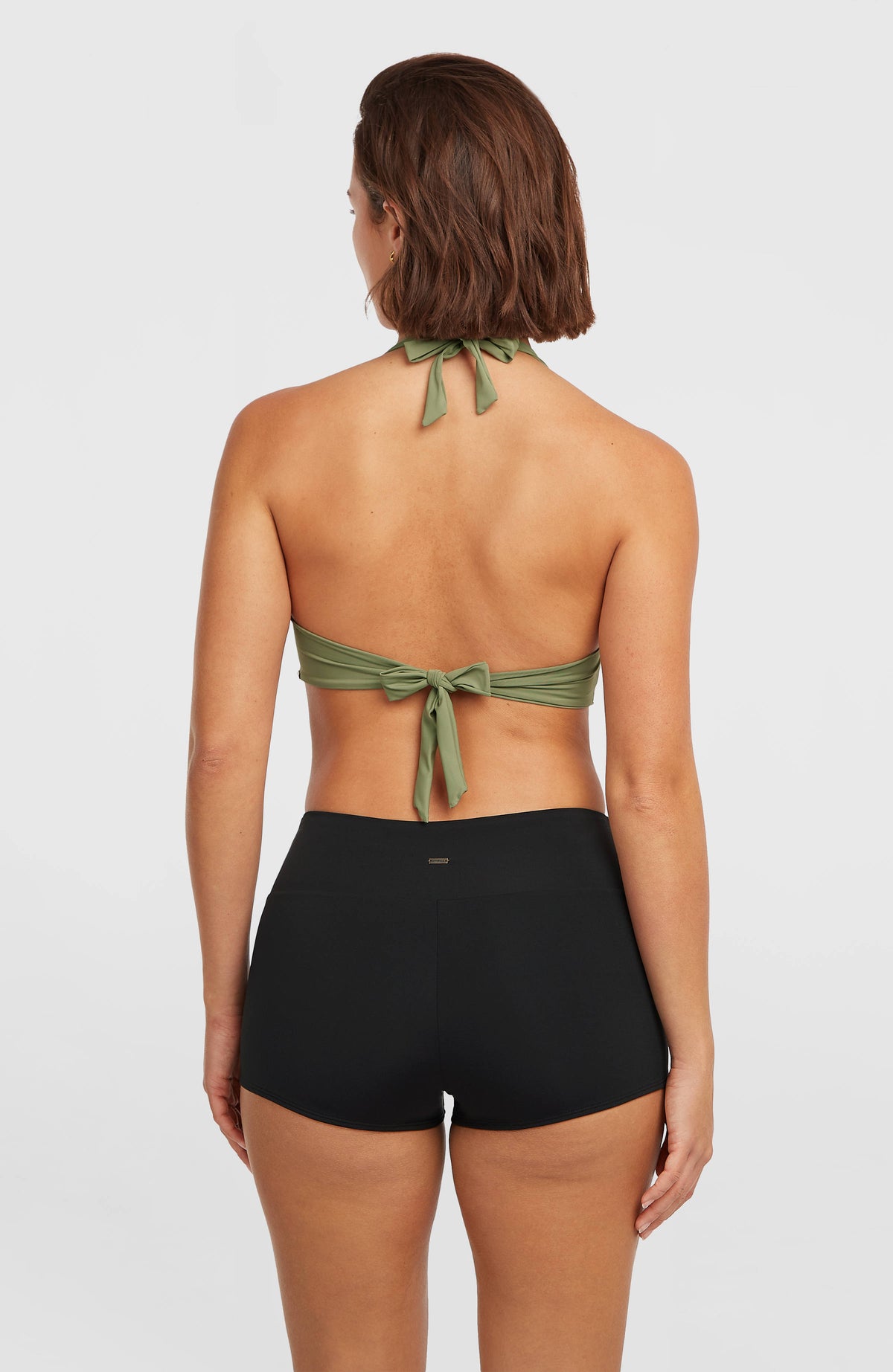Grenada Bikinihose für Damen, schwarz, getragen am Model, Rückansicht mit Logo-Badge am Bund
