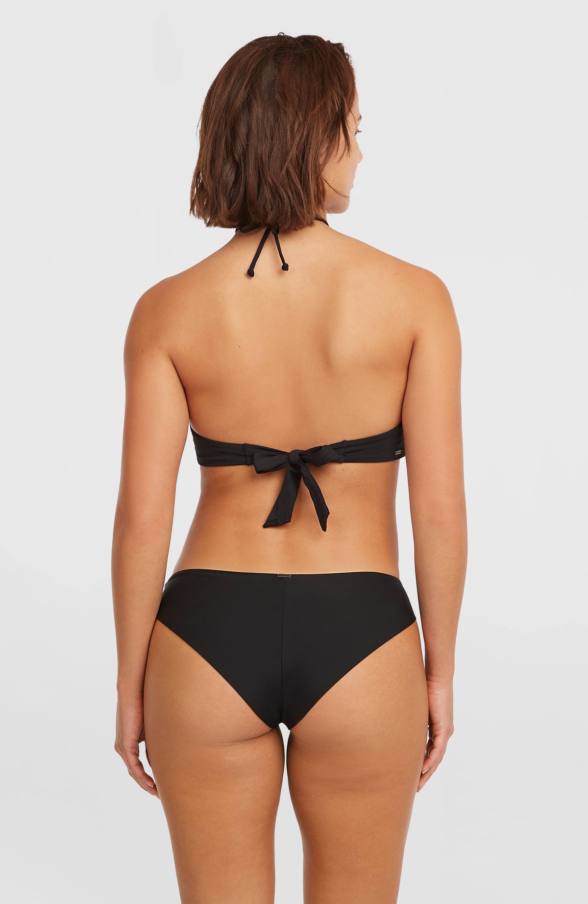 Maoi Bikinihose für Damen, schwarz, getragen am Model in der Rückansicht