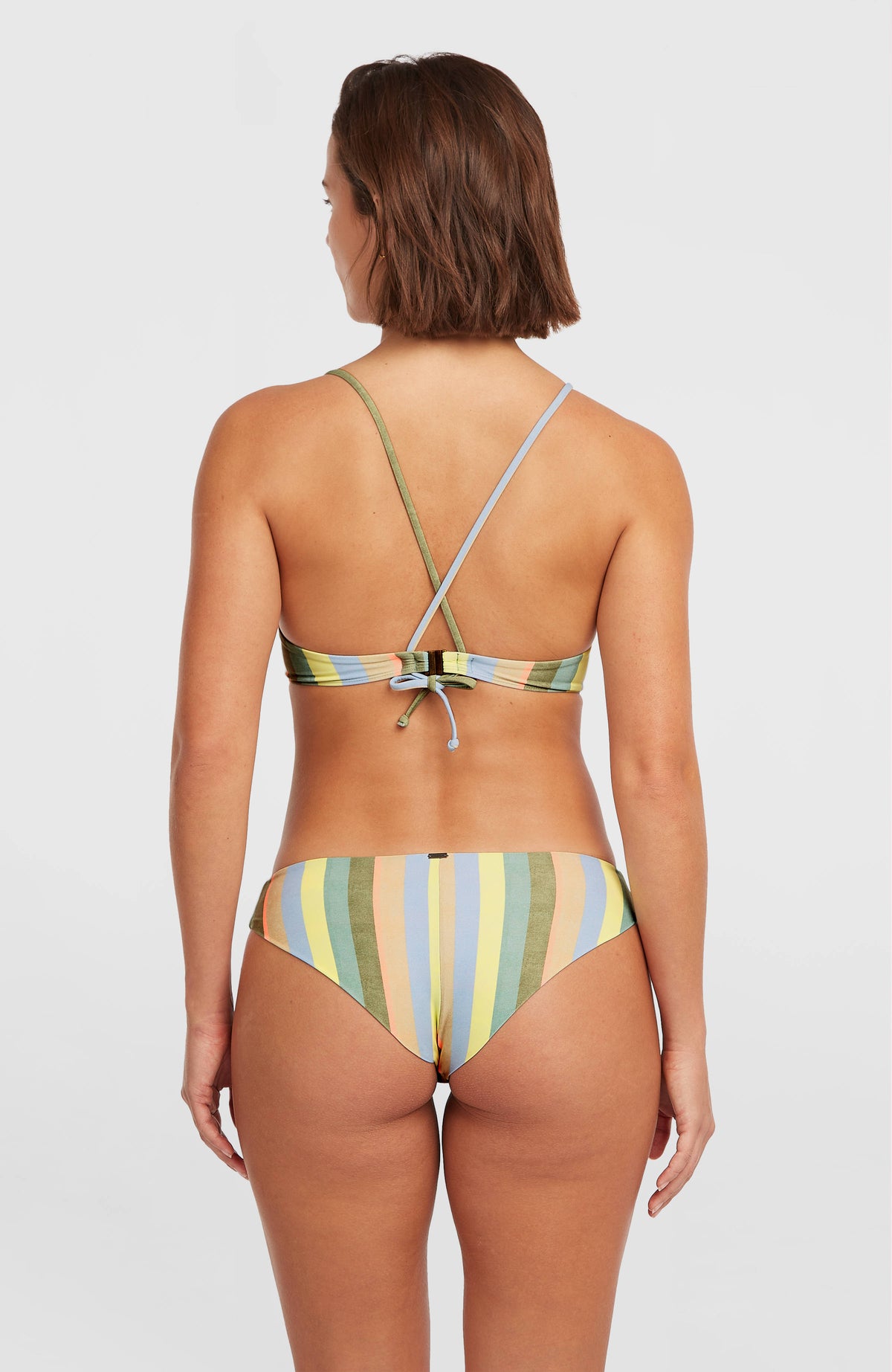 Maoi Bikinihose für Damen, gelb mit Streifenmuster in Grün und Blau, Ganzkörperansicht von hinten am Model