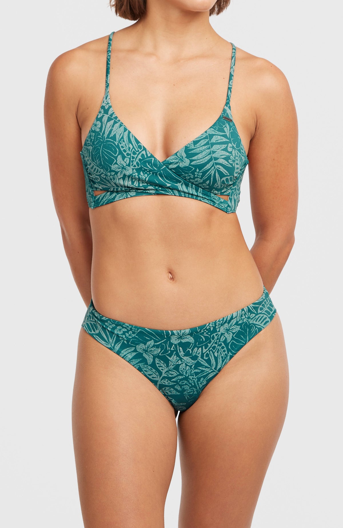 Maoi Bikinihose für Damen, grün mit Pflanzenmuster in Hellgrün, Vorderansicht am Model