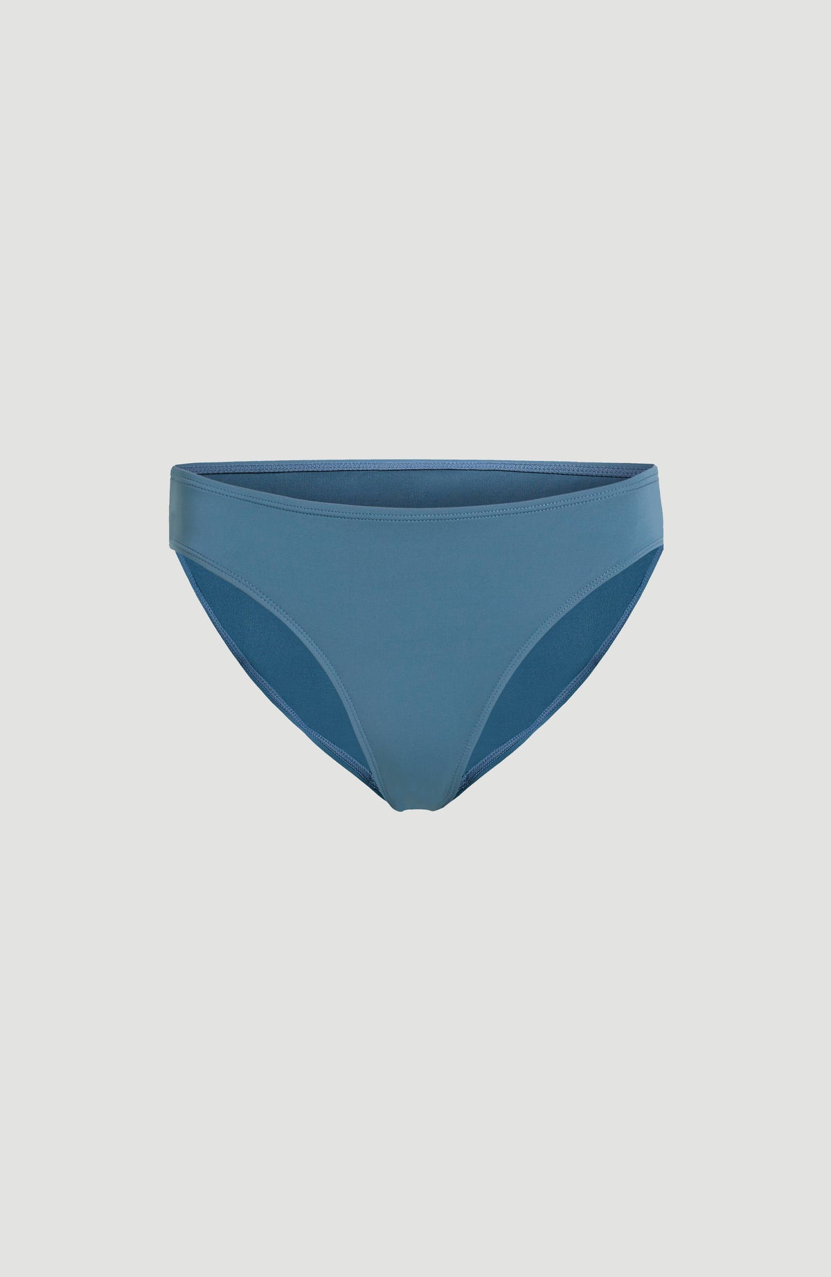 Blaue Rita Bikinihose für Damen, freigestellt von vorne mit sauber verarbeitetem Saum