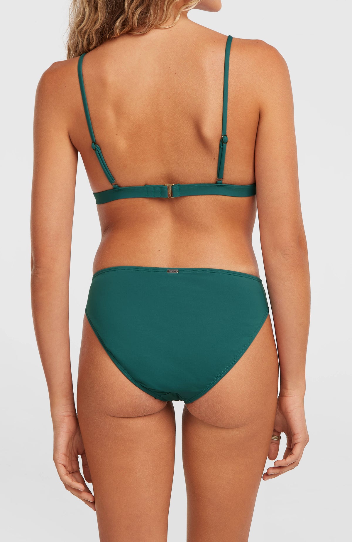 O'Neill Rita Bikinihose für Damen, grün, Rückansicht am Model mit kleinem Logo-Badge am Bund