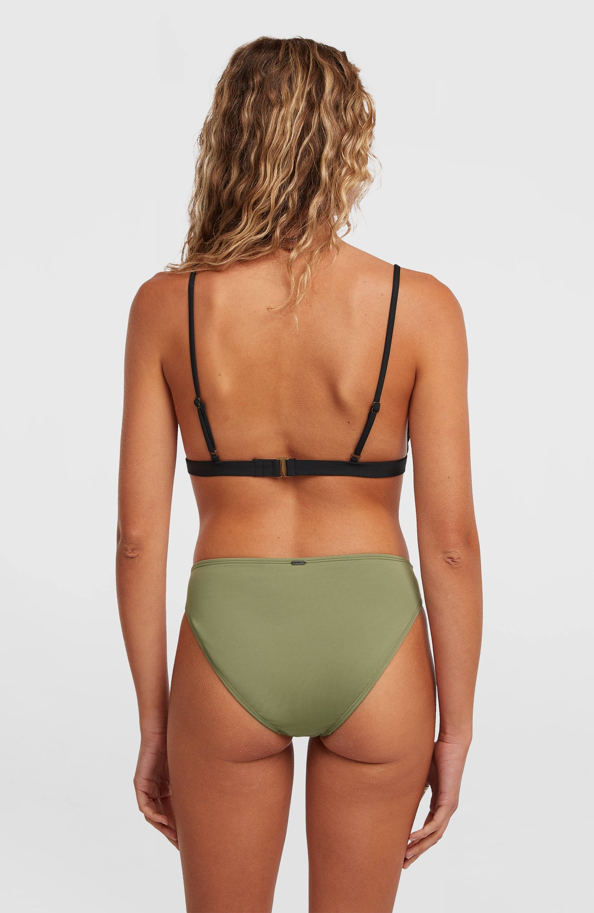 Rita Bikinihose für Damen, grün, Rückansicht am Model in Gesamtaufnahme