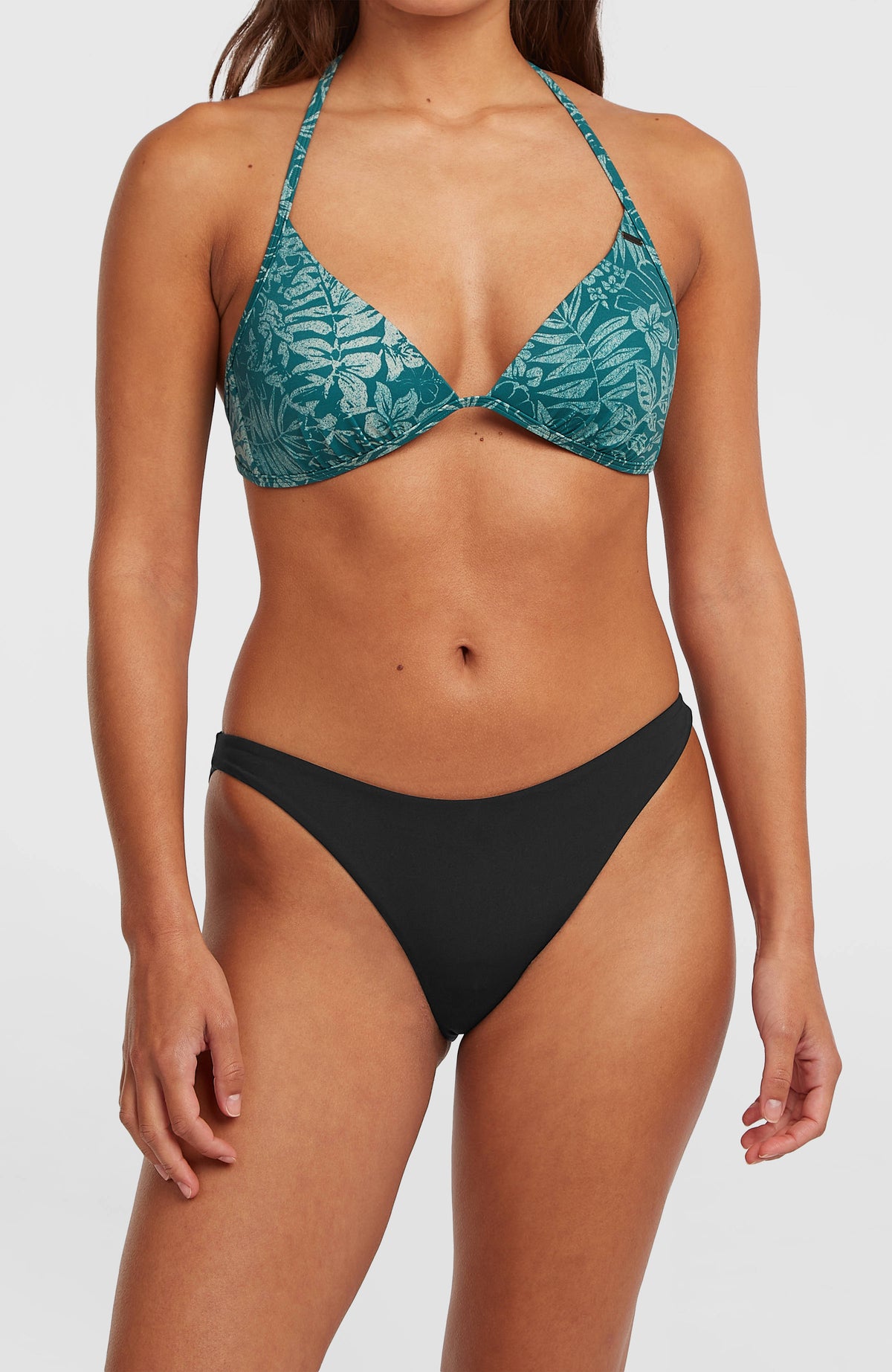 Schwarze Amy Bikinihose für Damen, Vorderansicht, getragen am Model