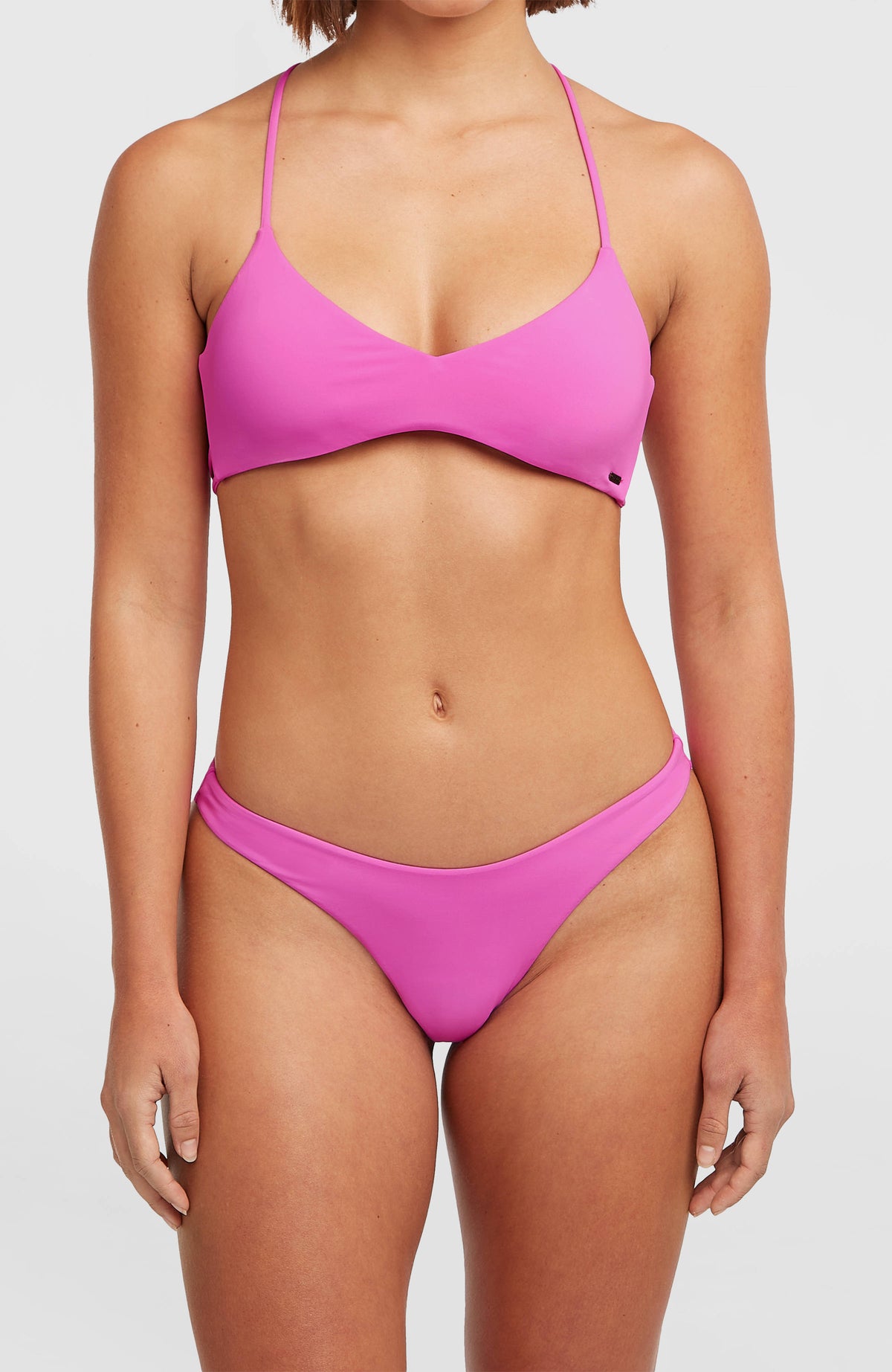 Skye Bikinihose für Damen, lila, Vorderansicht getragen am Model mit hohem Beinausschnitt
