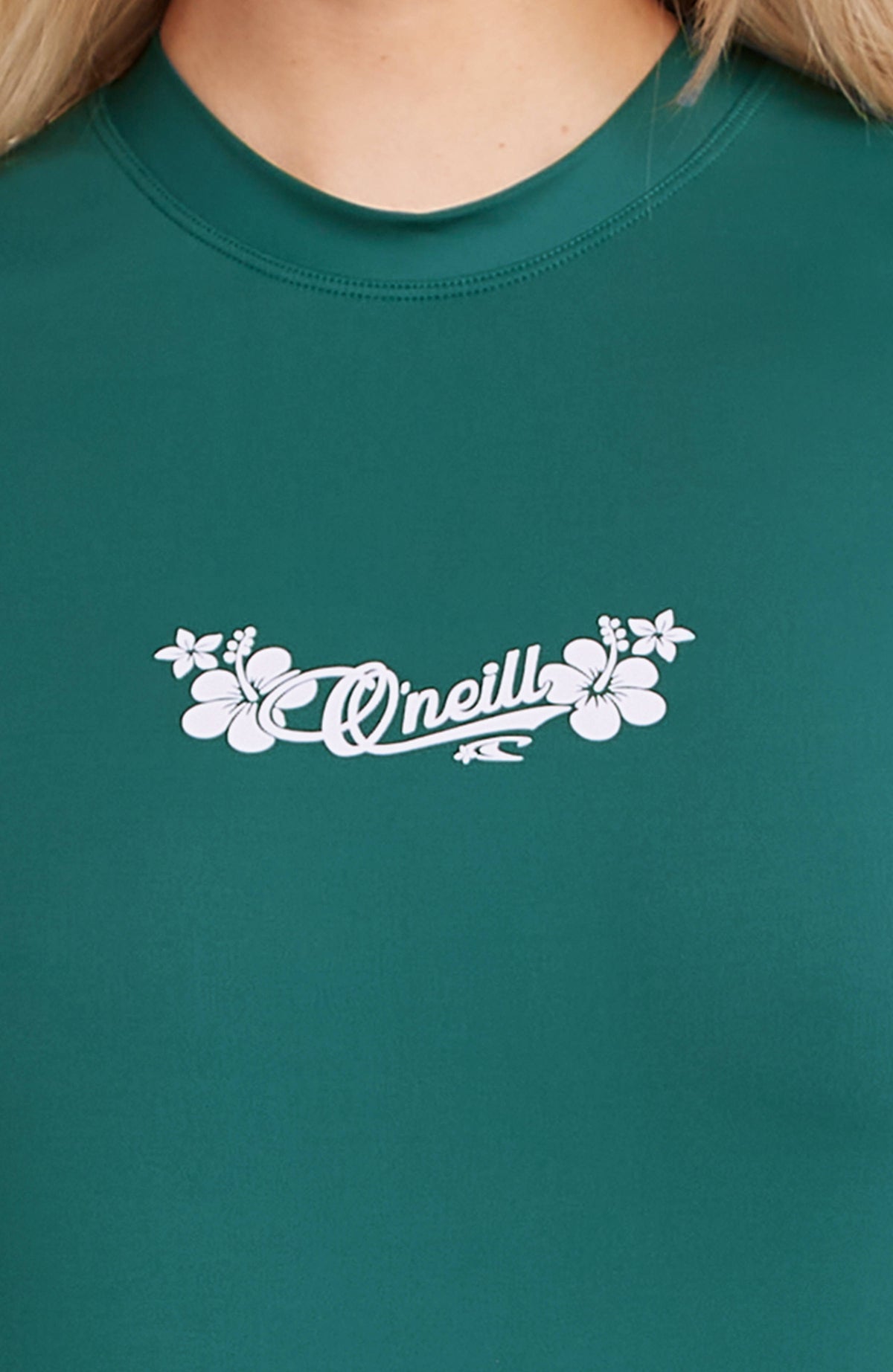 Nahaufnahme des Logo-Prints in Weiß auf der Vorderseite des grünen Shortsleeve-UV-Shirts für Damen