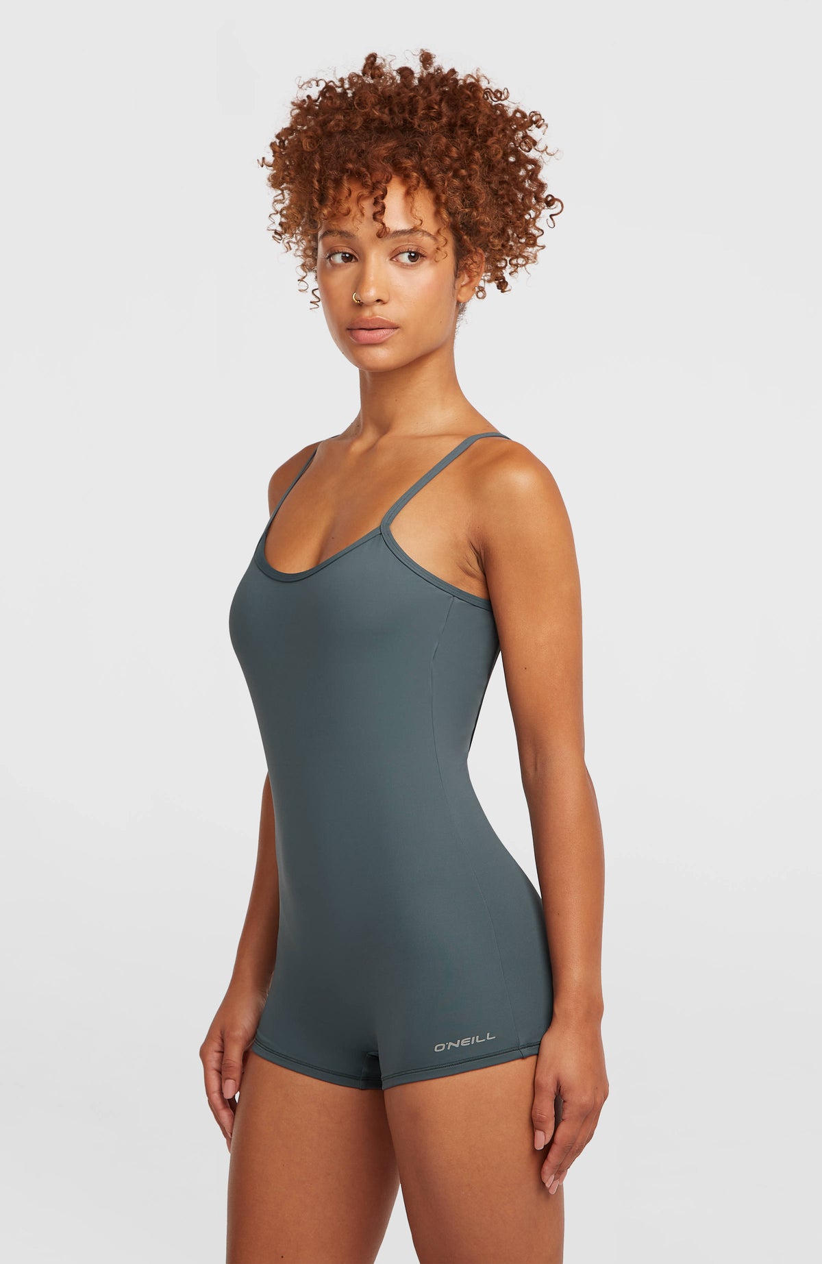 Shadow Bay Badeanzug für Damen, blau, Dreiviertelansicht mit dezentem Logo-Print am unteren Saum, am Model