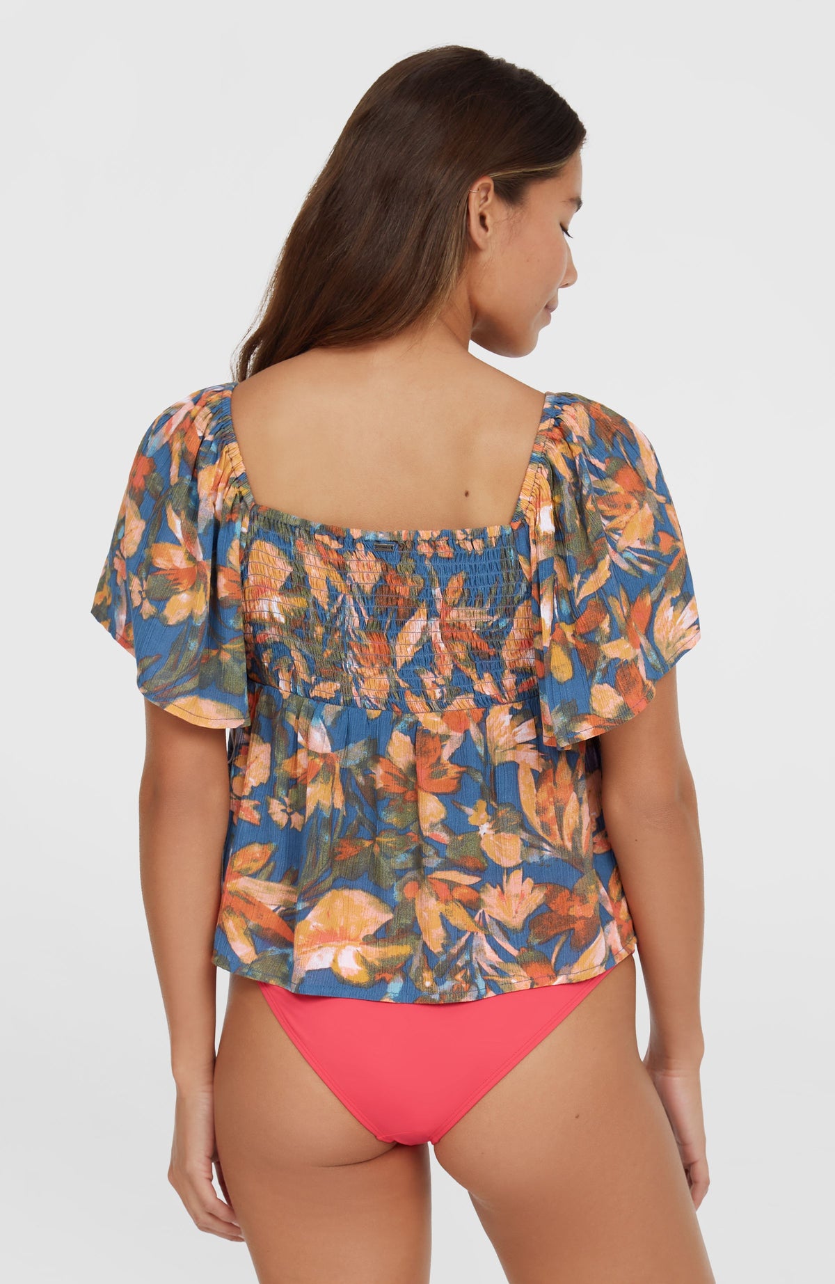 Huges Web-Oberteil für Damen, blau mit Blumenmuster in Orange, Rückansicht am Model mit gesmokter Partie