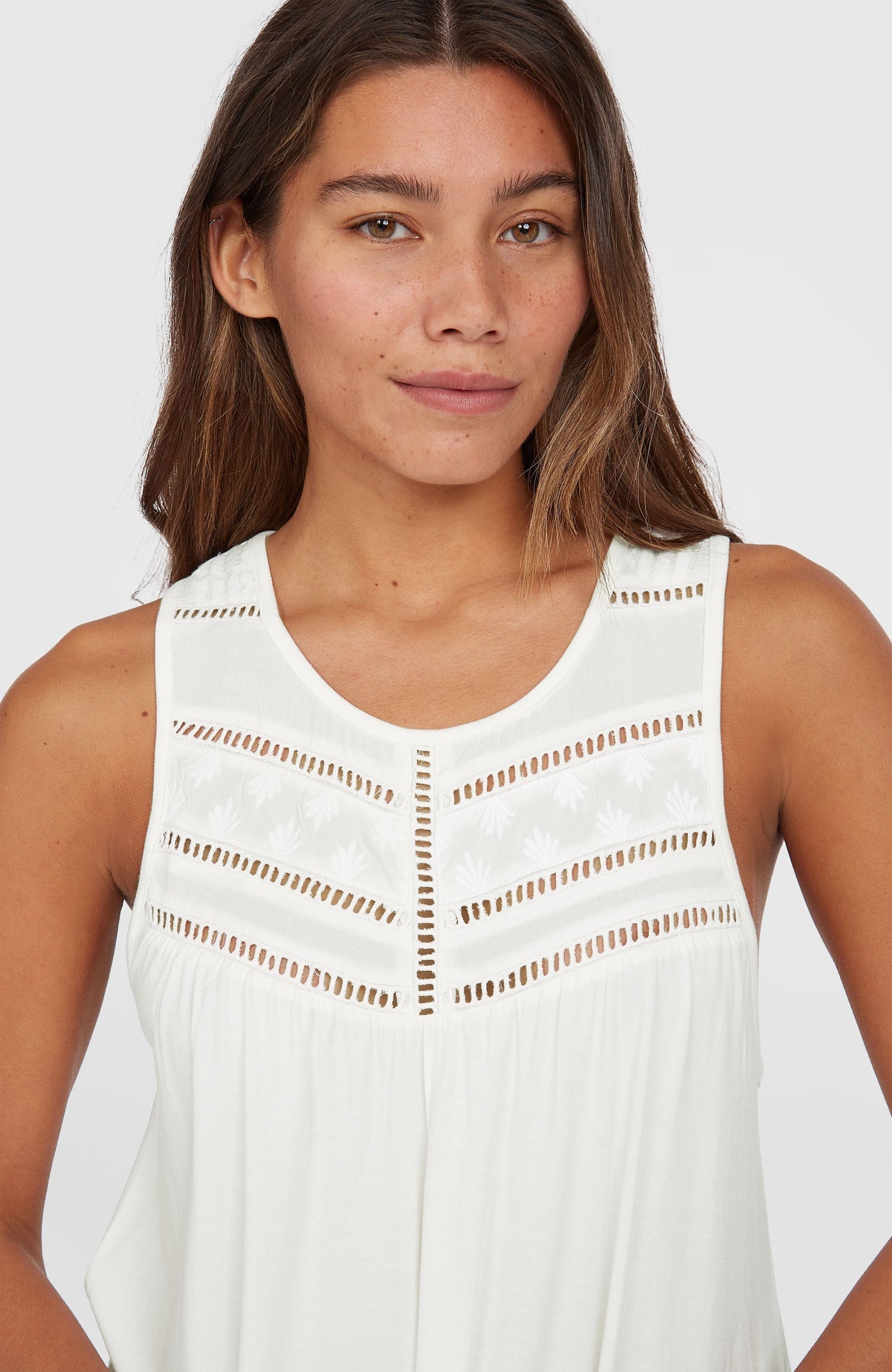 Essentials Tokeena Tanktop mit Stickerei für Damen, weiß, Nahaufnahme von Ausschnitt und Stickerei