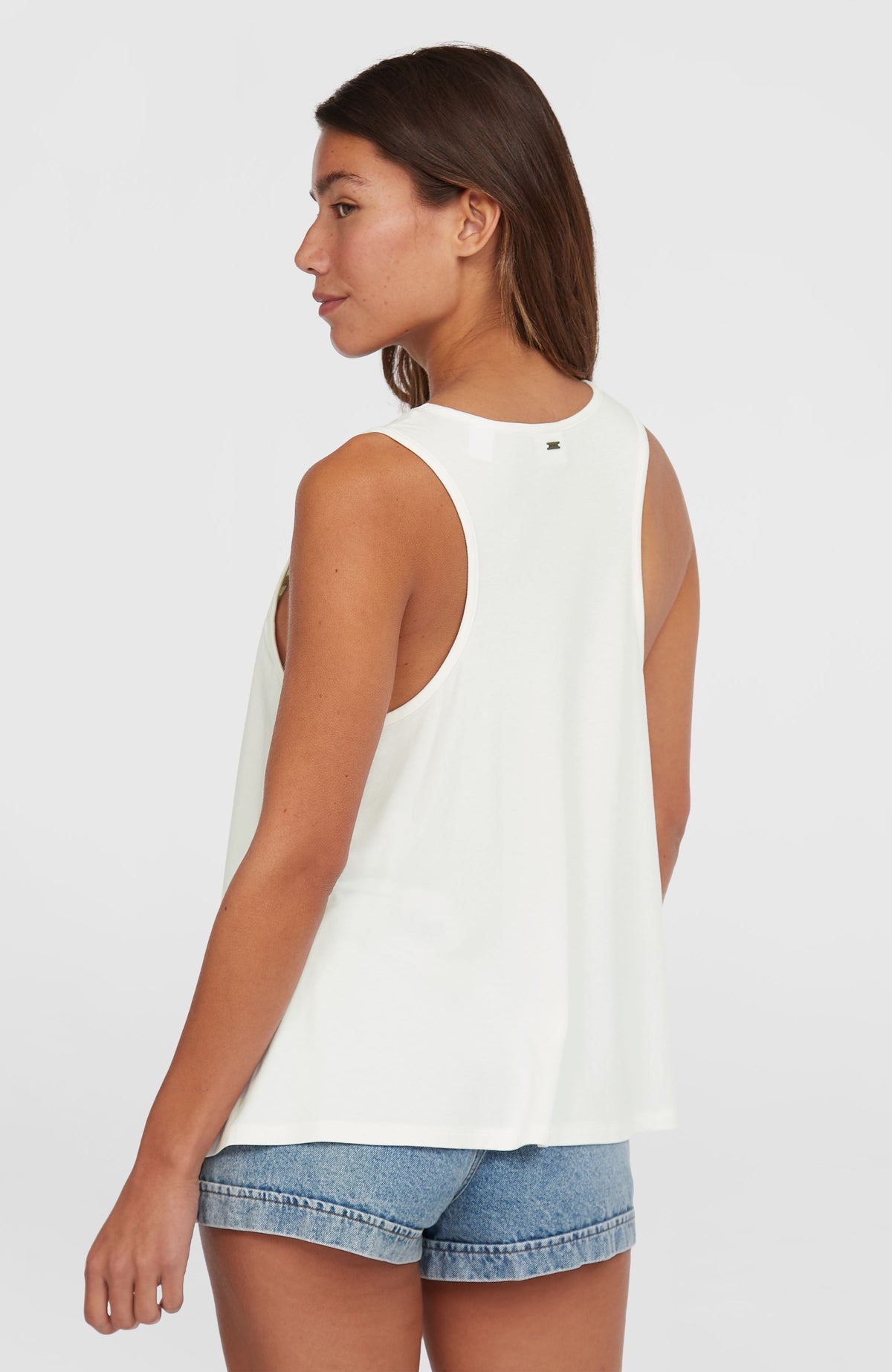 Essentials Tokeena Tanktop mit Stickerei für Damen, weiß, Rückansicht mit Racerback-Trägern, am Model