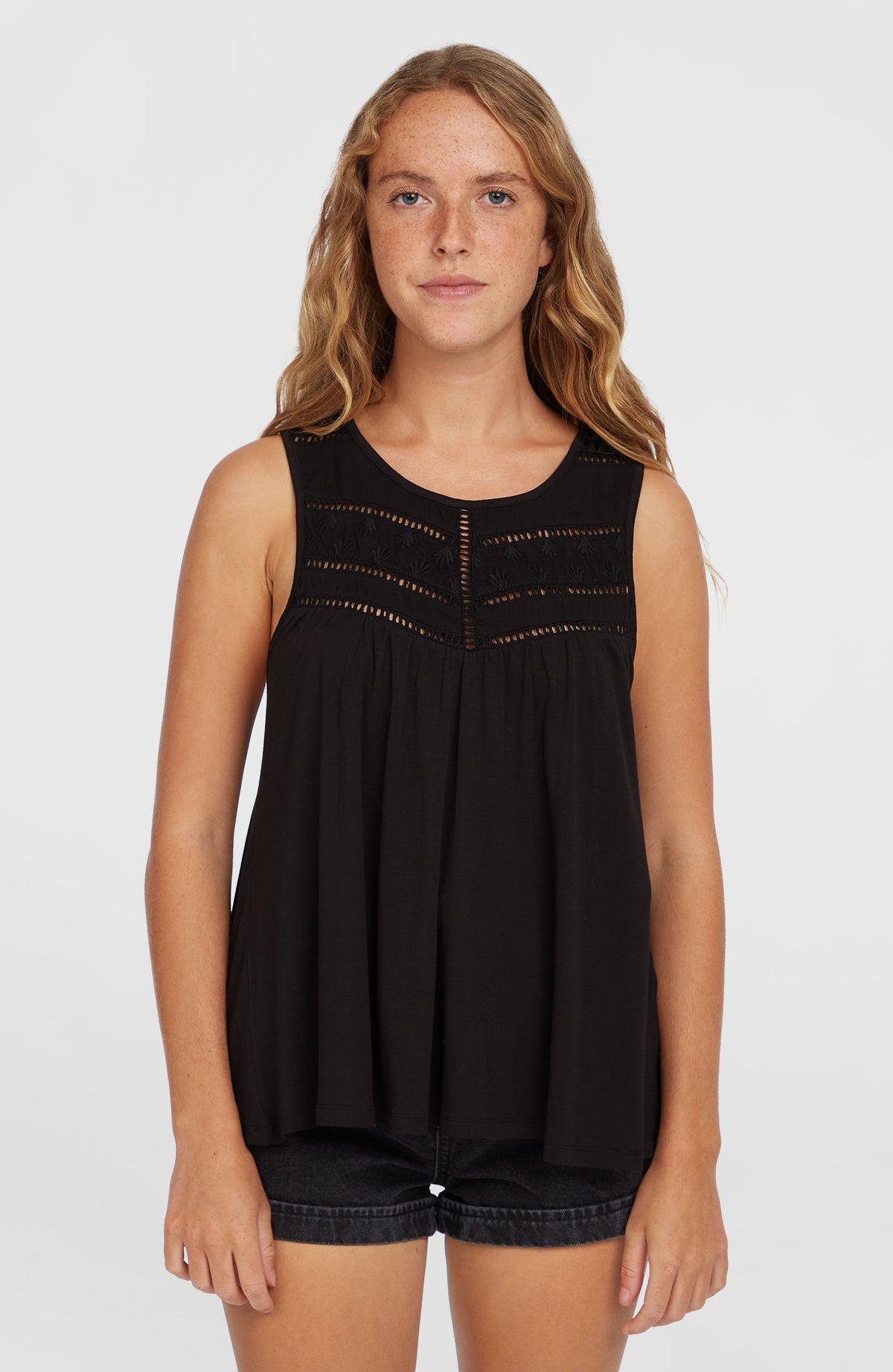 O'Neill Essentials Tokeena Tanktop mit Stickerei für Damen, schwarz, Vorderansicht mit Stickerei, getragen am Model