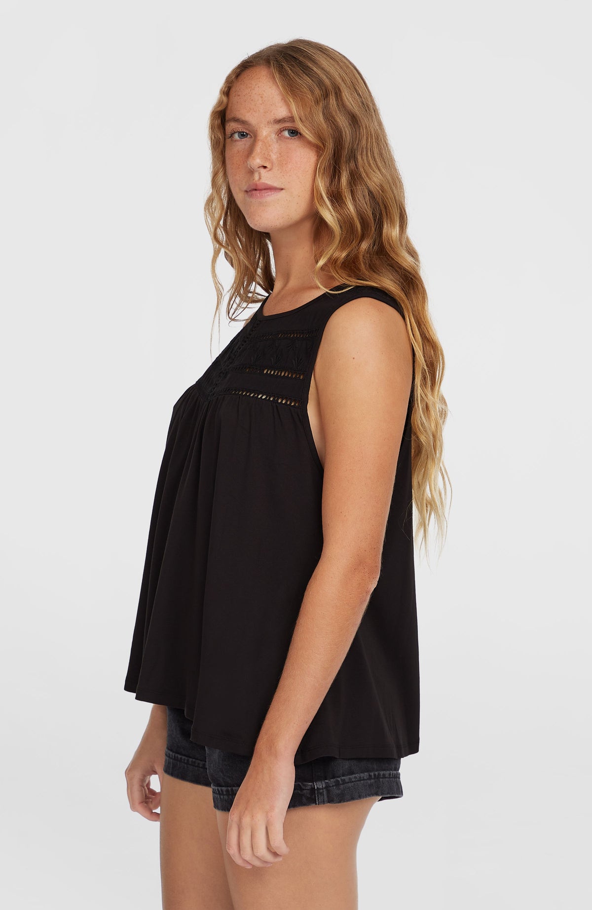 Essentials Tokeena Tanktop mit Stickerei für Damen, schwarz, Seitenansicht mit weitem Schnitt, getragen am Model