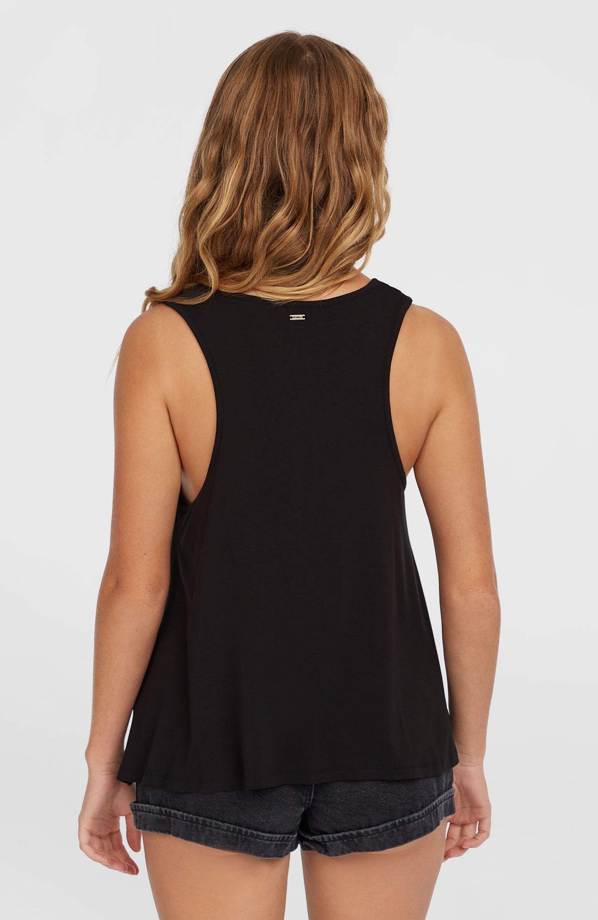 Essentials Tokeena Tanktop mit Stickerei für Damen, schwarz, Rückansicht am Model mit kleiner Logo-Plakette