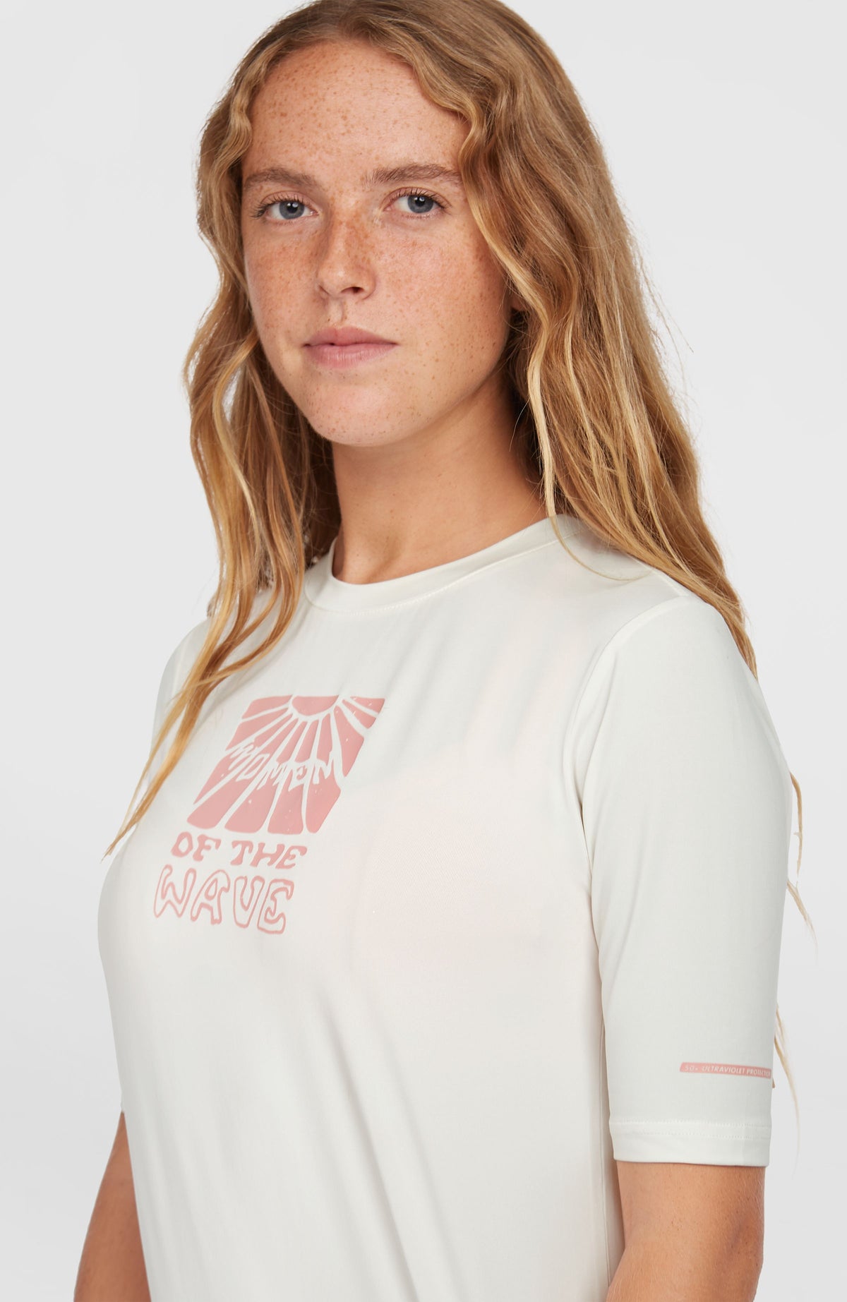 Polygiene UPF 50+ T-Shirt für Damen, weiß mit Grafikprint in Rosa, Nahaufnahme am Model