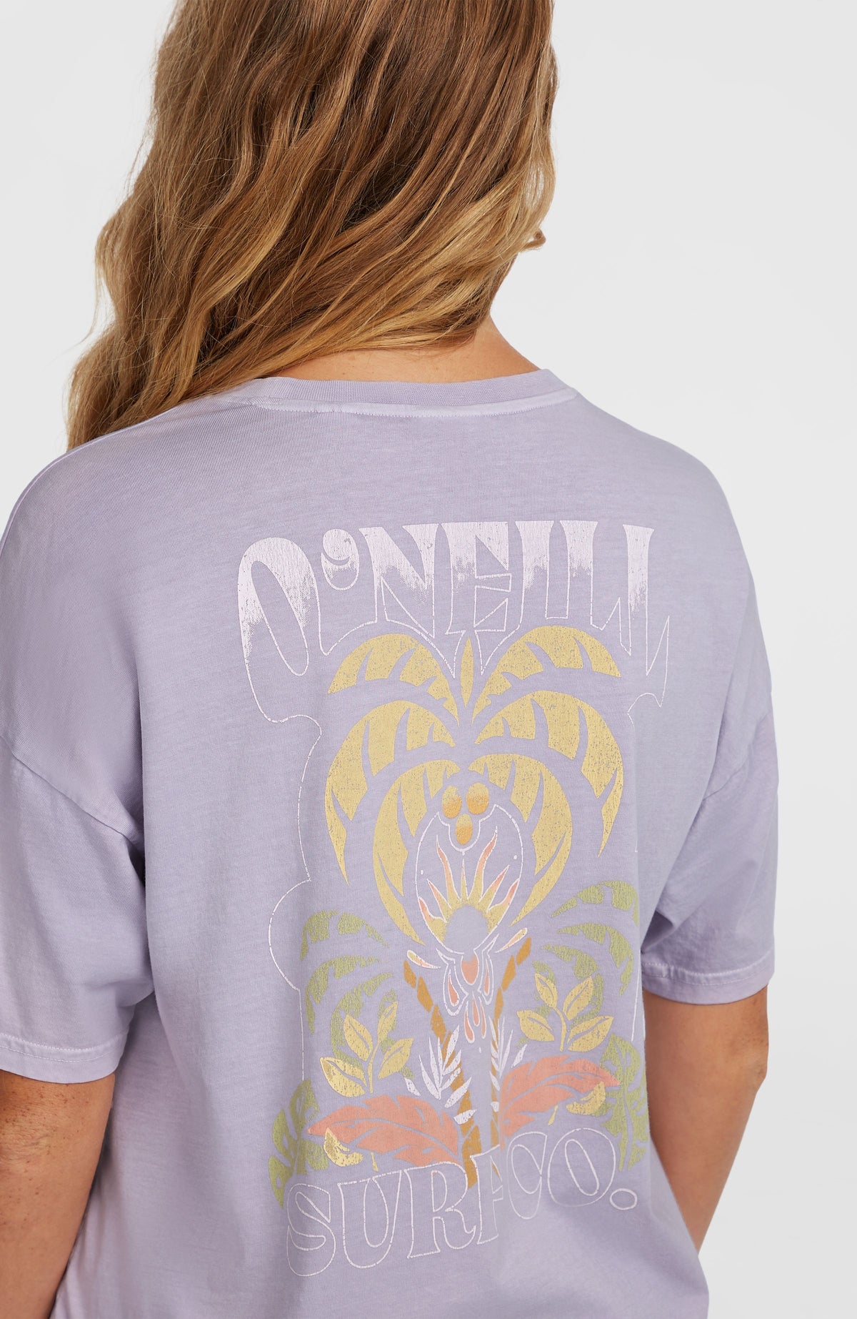 Beach Vintage T-Shirt für Damen, lila, Rückansicht am Model, Nahaufnahme des Rückenprints