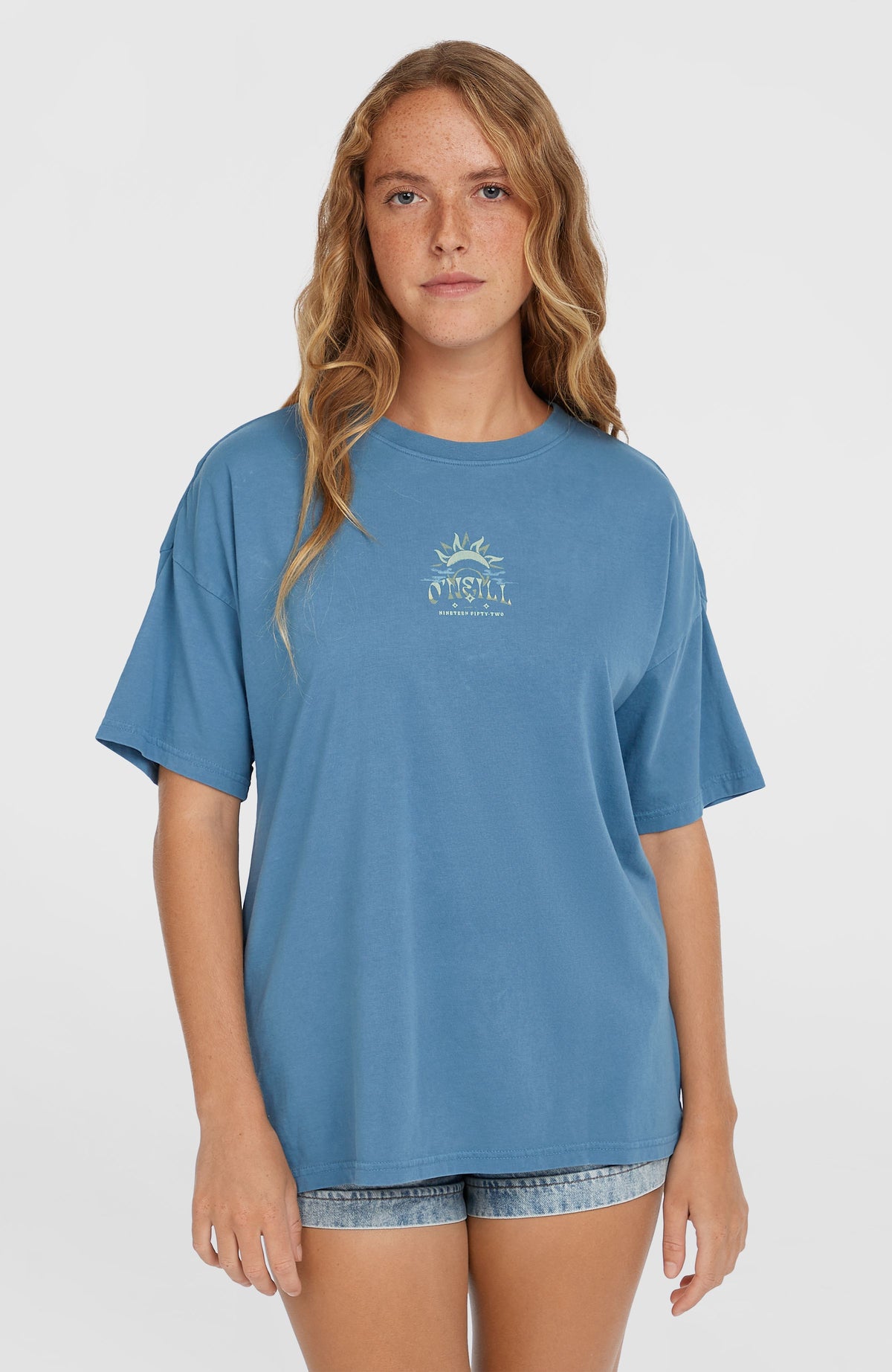 O'Neill Beach Vintage T-Shirt für Damen, blau mit Grafik-Print in Gelb und Hellblau, Vorderansicht am Model