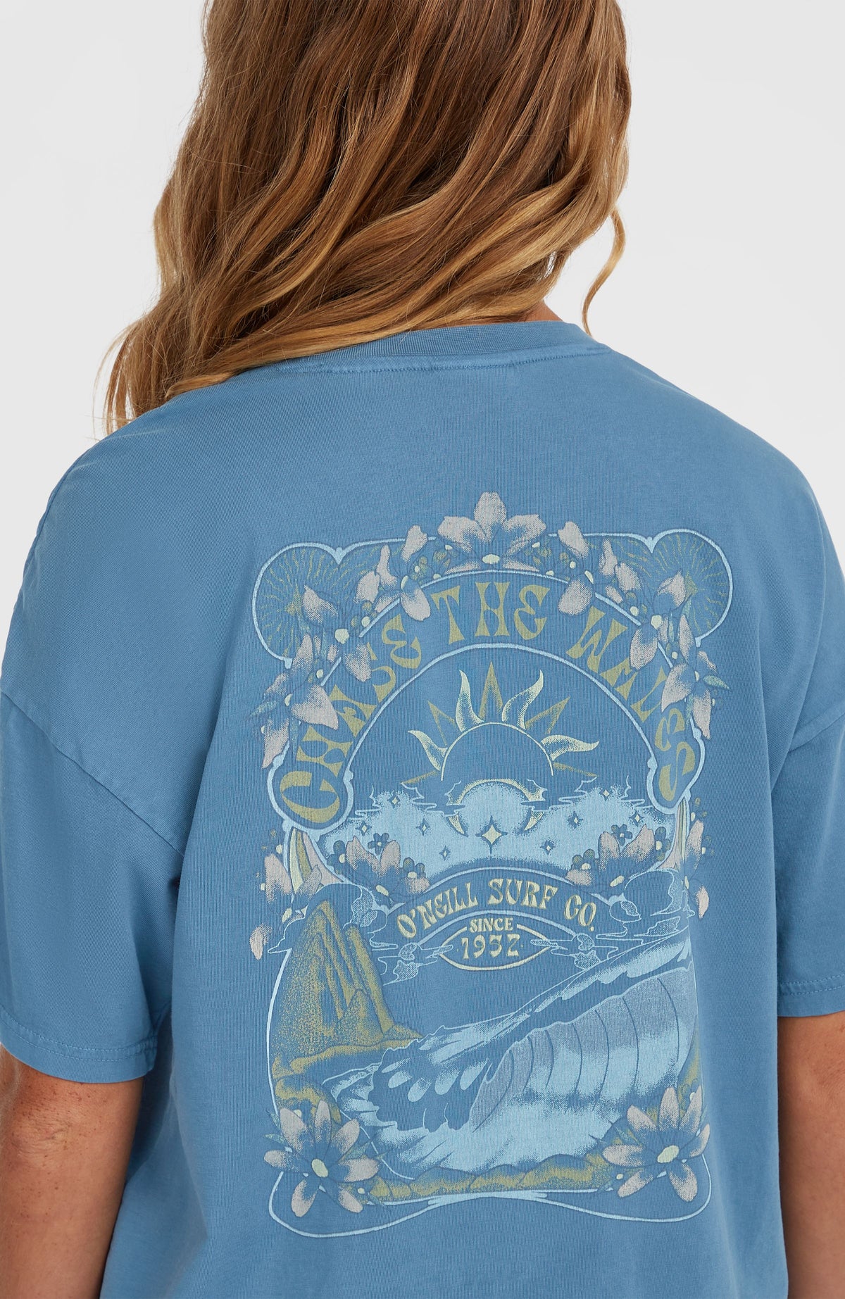 Nahaufnahme des großen Grafik-Prints am Rücken des blauen Beach Vintage T-Shirt