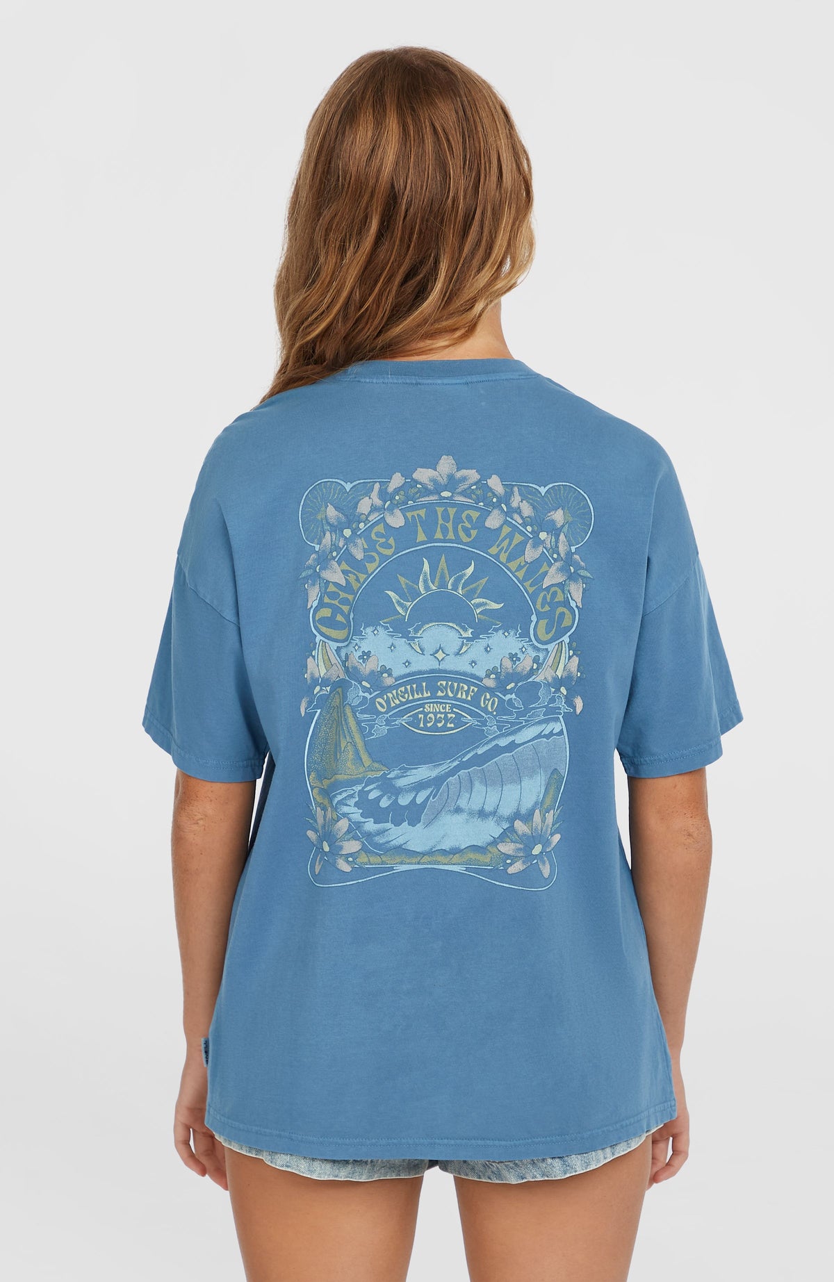 Beach Vintage T-Shirt für Damen, blau mit Grafik-Print in Gelb und Hellblau, Rückansicht am Model