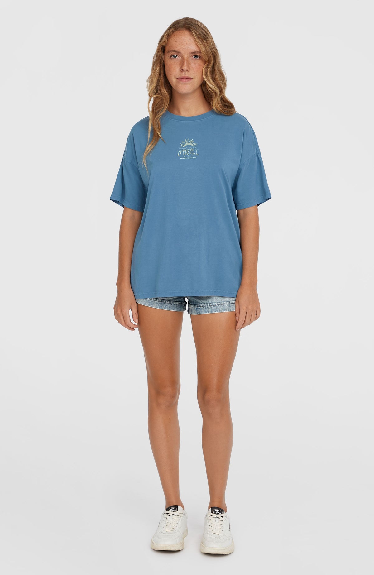 Beach Vintage T-Shirt für Damen, blau mit Grafik-Print, Ganzkörperansicht am Model von vorne