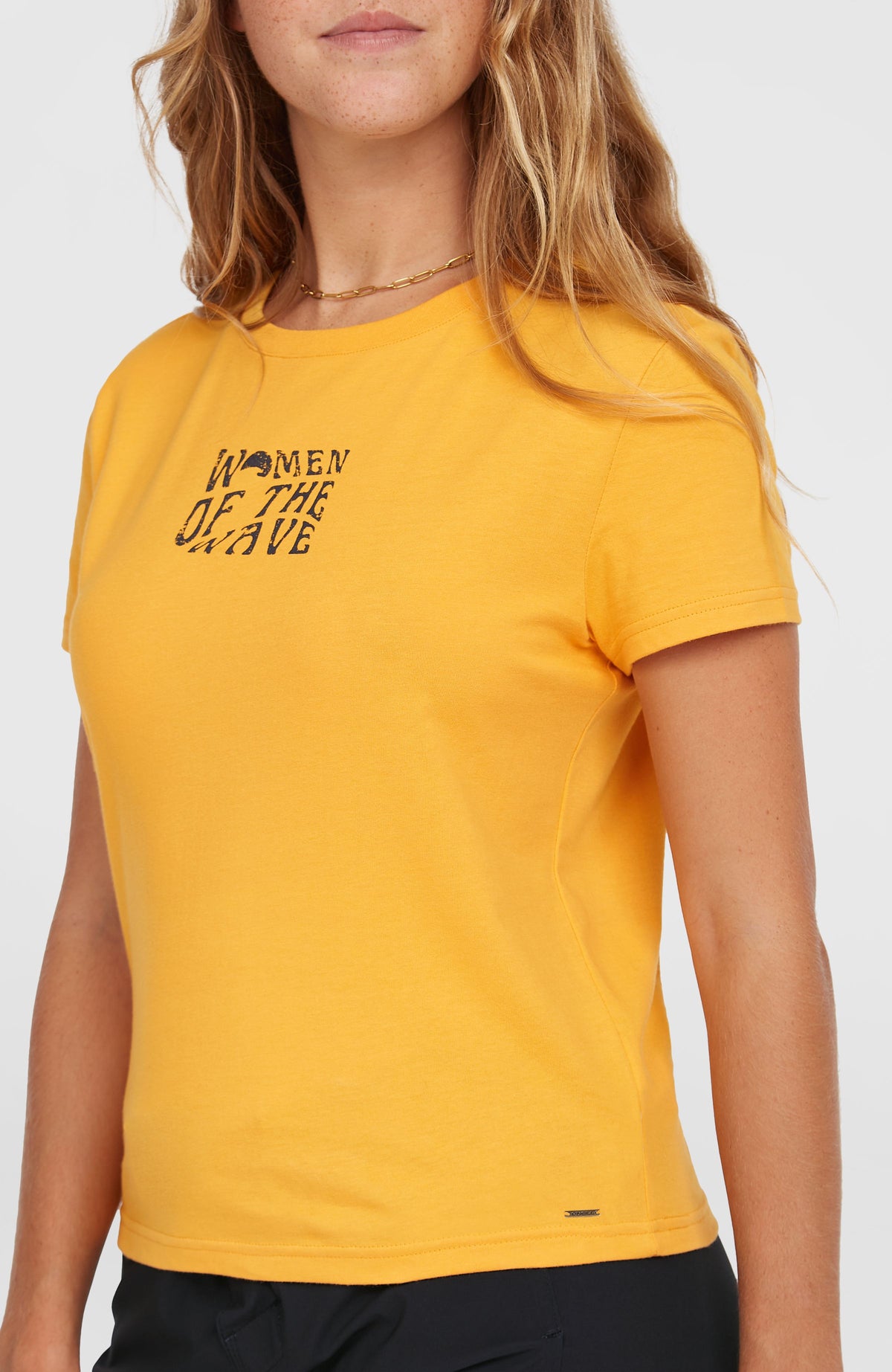 Nahaufnahme des orangen Women of the Wave T-Shirt für Damen, Rundhalsausschnitt und Grafik-Print am Model