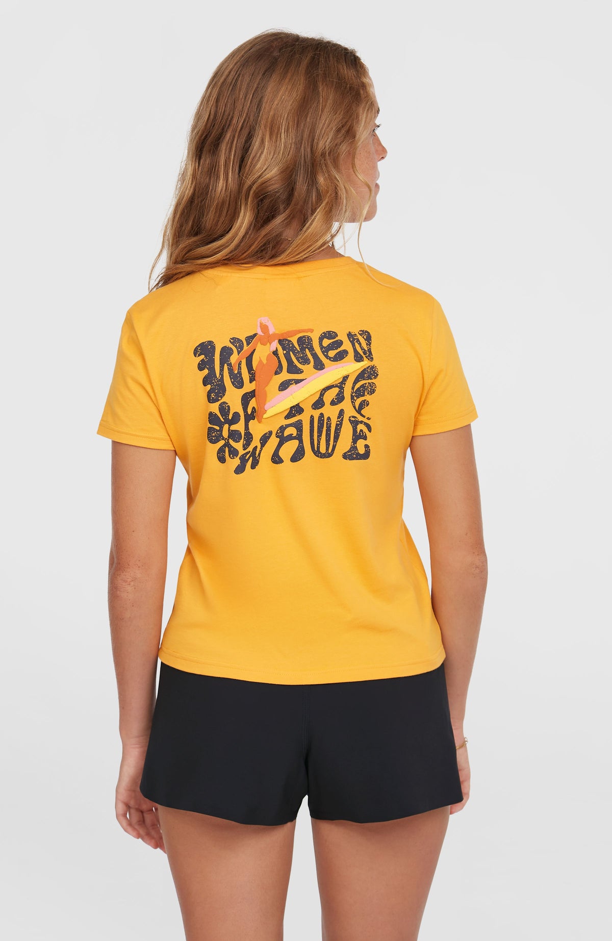 Women of the Wave T-Shirt für Damen, orange mit Grafik-Print in Schwarz, Rückansicht am Model