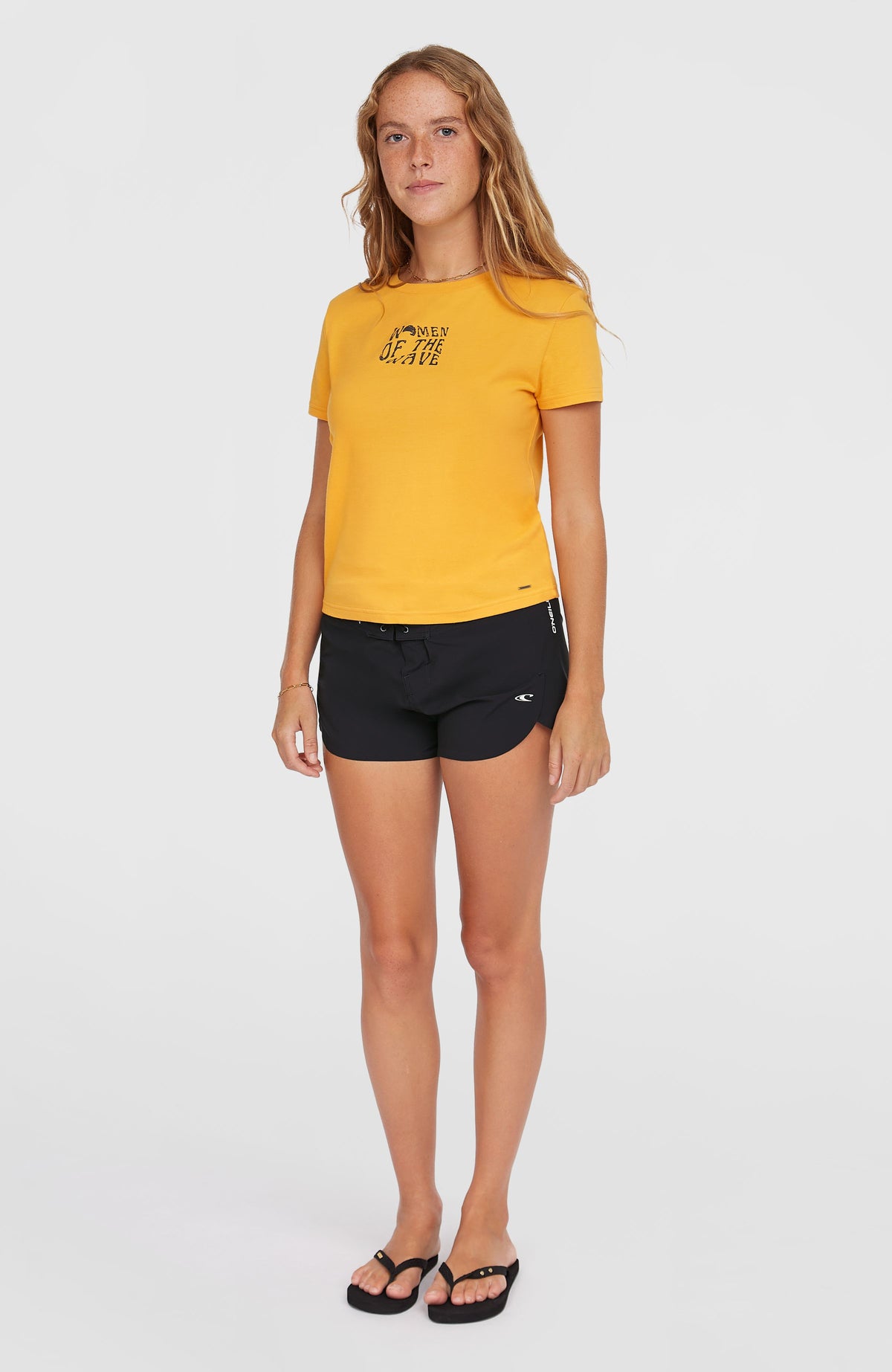 Women of the Wave T-Shirt für Damen, orange mit Grafik-Print in Schwarz, Ganzkörperansicht am Model