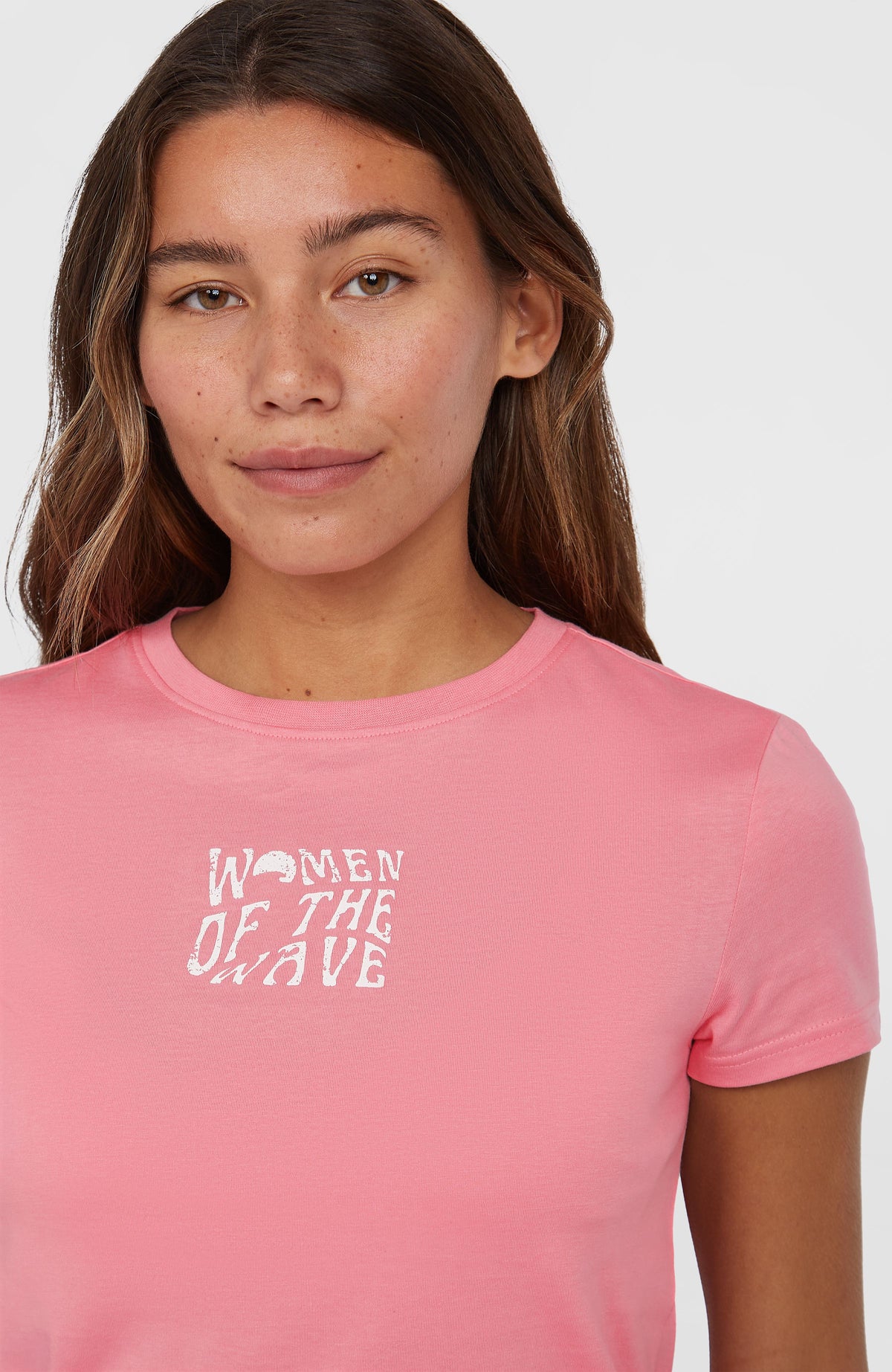 Nahaufnahme des pinken Women of the Wave T-Shirts für Damen mit Rundhalsausschnitt und Schriftzug-Print