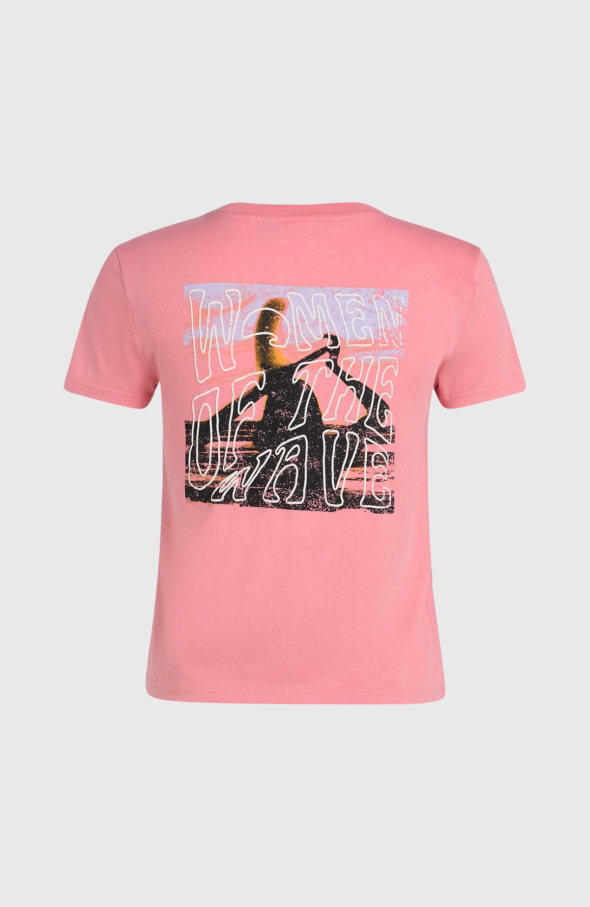 Women of the Wave T-Shirt für Damen, pink mit Schriftzug-Print in Weiß, freigestellt von hinten mit Rückenprint