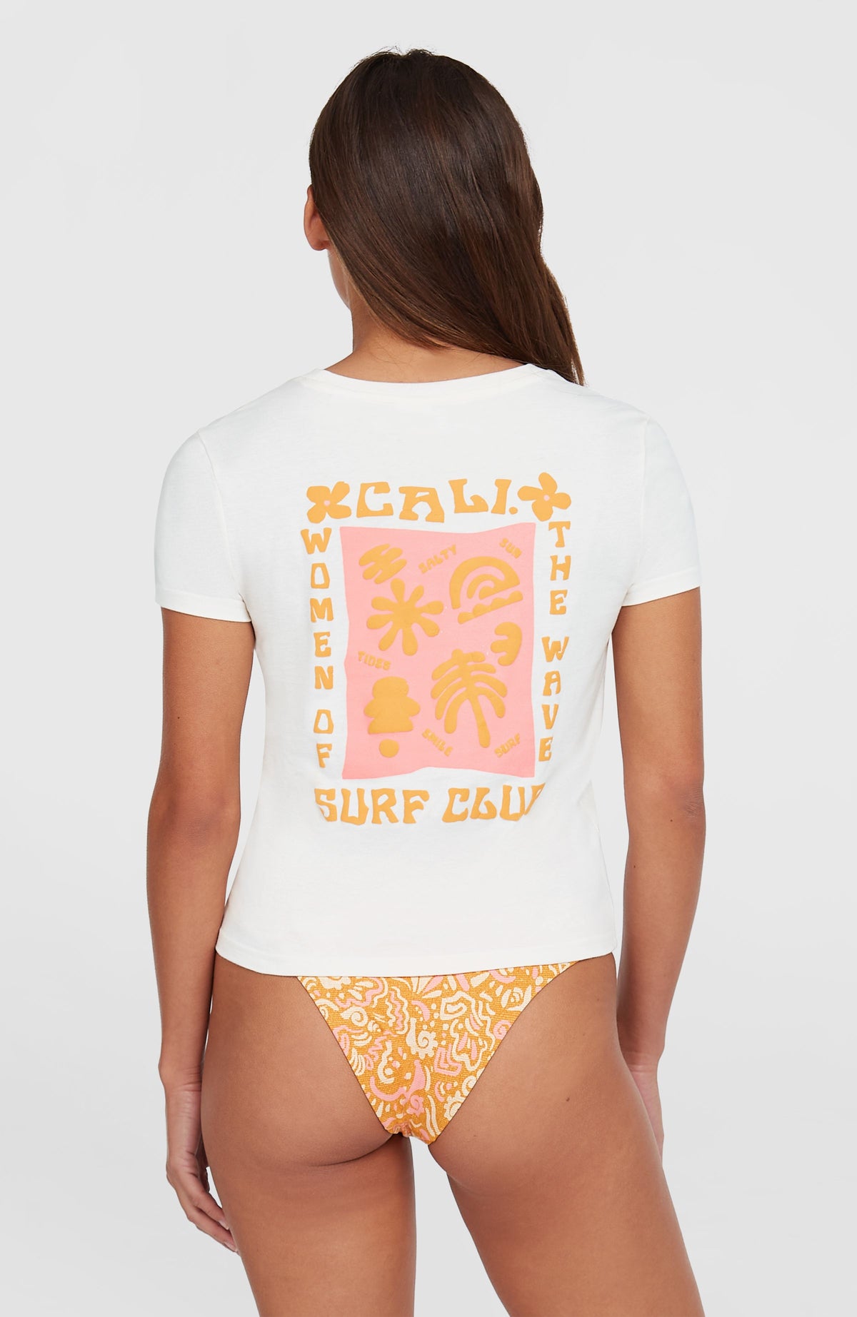 Women of the Wave T-Shirt für Damen, beige mit Grafik-Print in Rosa und Gelb, Rückansicht am Model