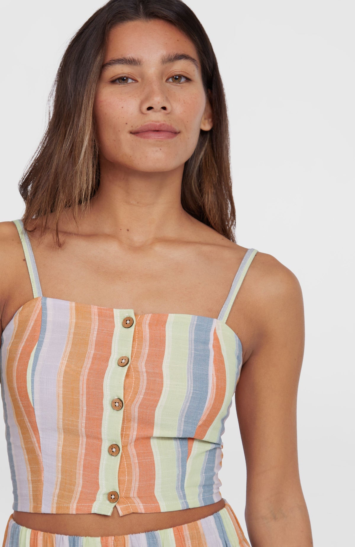 Beach Vintage Cropped Top für Damen, gelb mit Streifenmuster, Nahaufnahme am Model mit Knöpfen in Holzoptik
