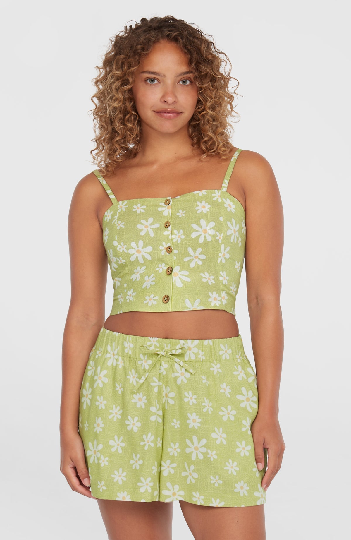 O'Neill Beach Vintage Cropped Top für Damen, grün mit Blumenmuster in Weiß, Vorderansicht am Model