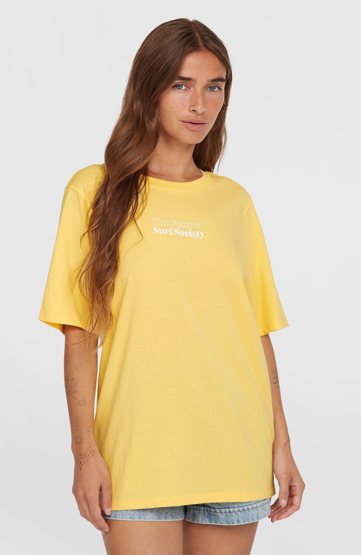 O'Neill Future Surf Society T-Shirt für Damen, gelb mit Schriftzug in Weiß, Vorderansicht am Model