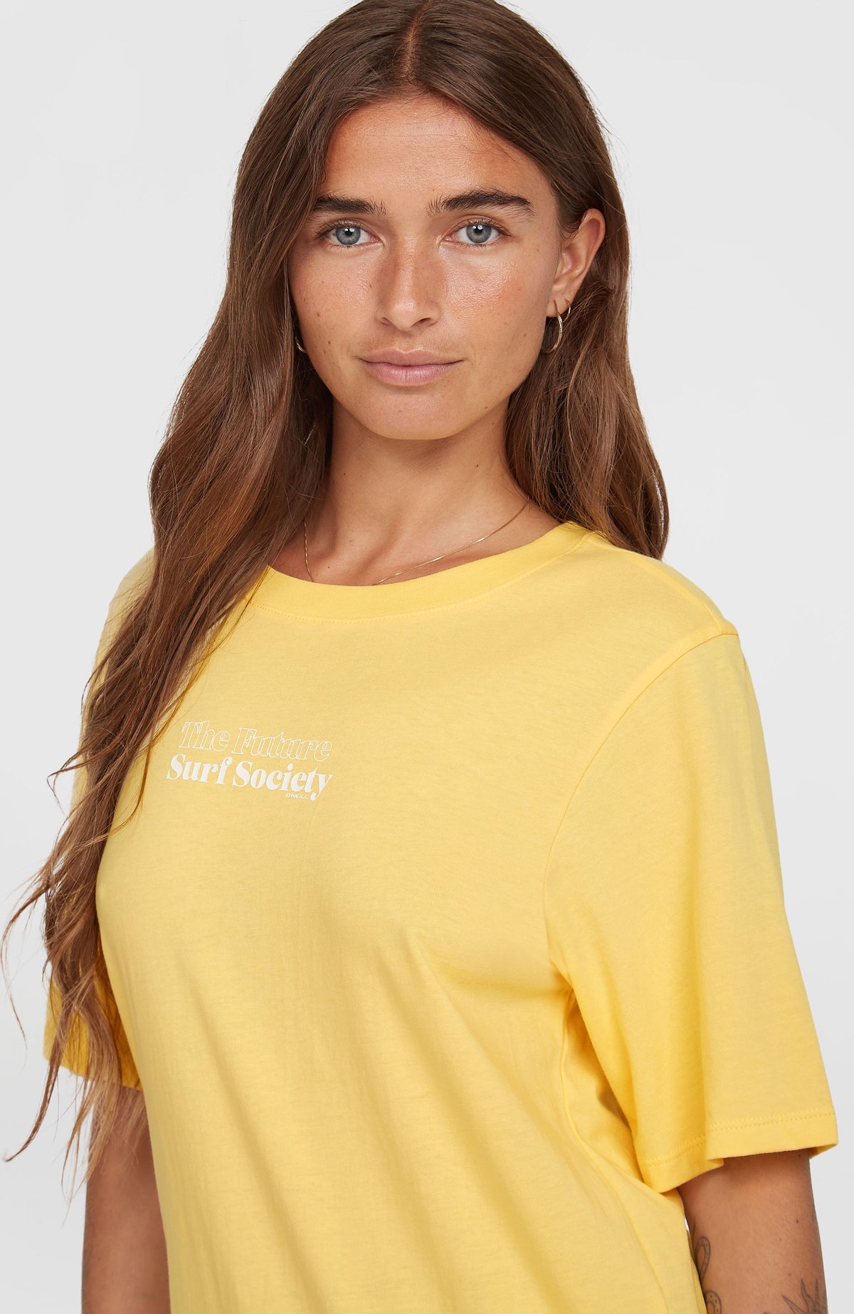 Nahaufnahme des weißen Schriftzugs am gelben Future Surf Society T-Shirt für Damen
