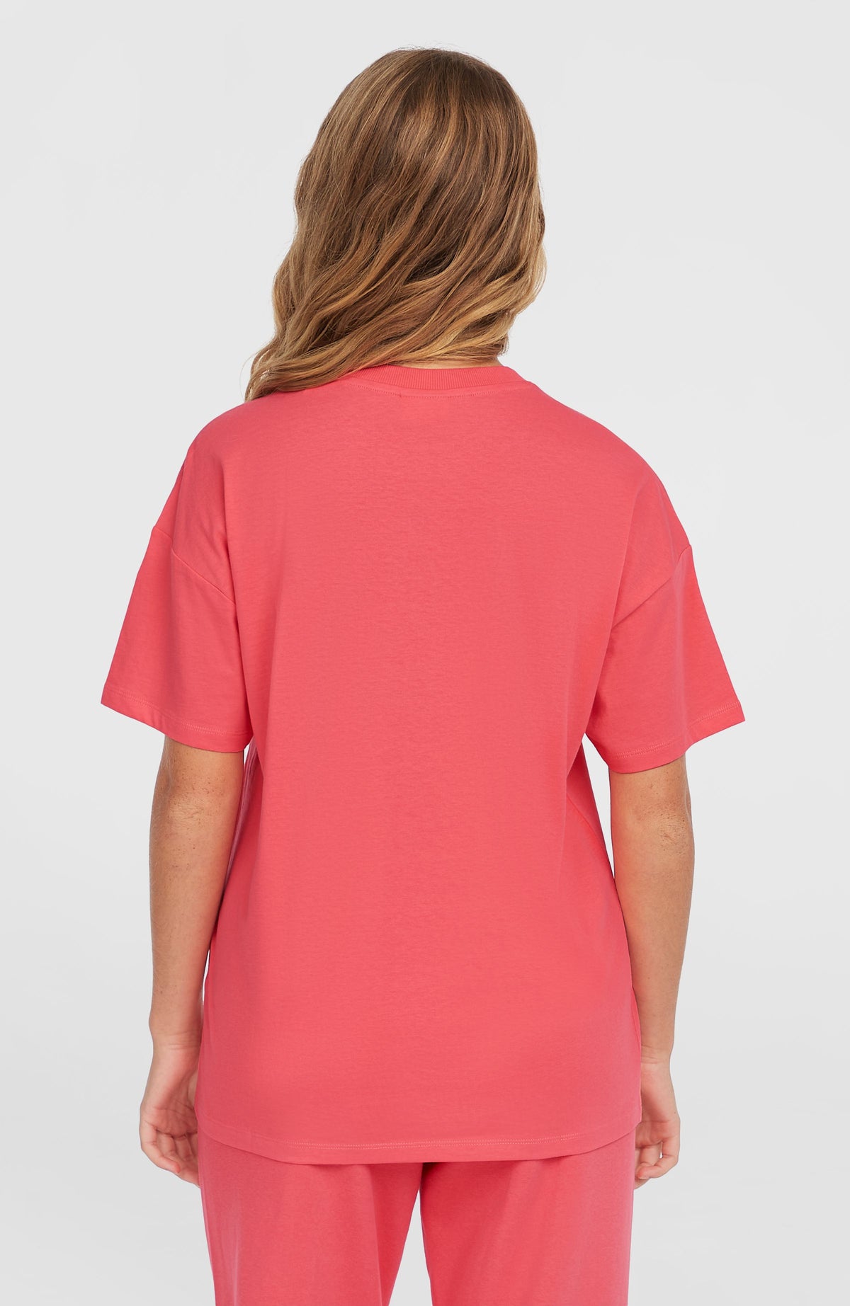 Future Surf Society T-Shirt für Damen, pink mit Logo-Print in Weiß, Rückansicht, getragen am Model
