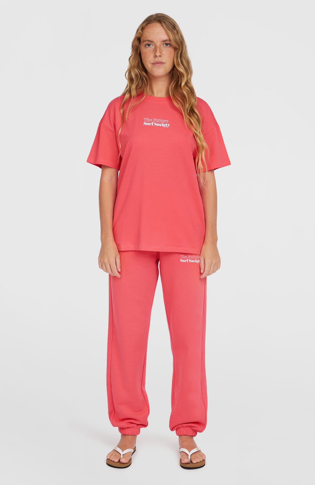 Future Surf Society T-Shirt für Damen, pink mit Logo-Print in Weiß, Ganzkörperansicht von vorne am Model
