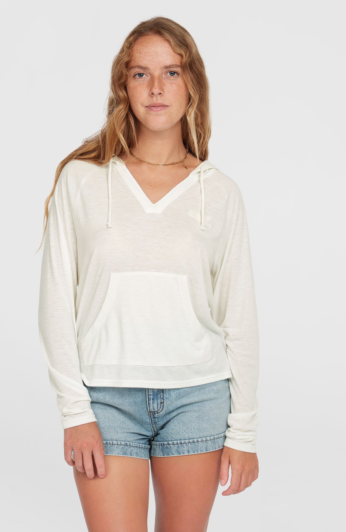 O'Neill Essentials Langarm-Hoodie für Damen, weiß, Vorderansicht am Model mit Kängurutasche